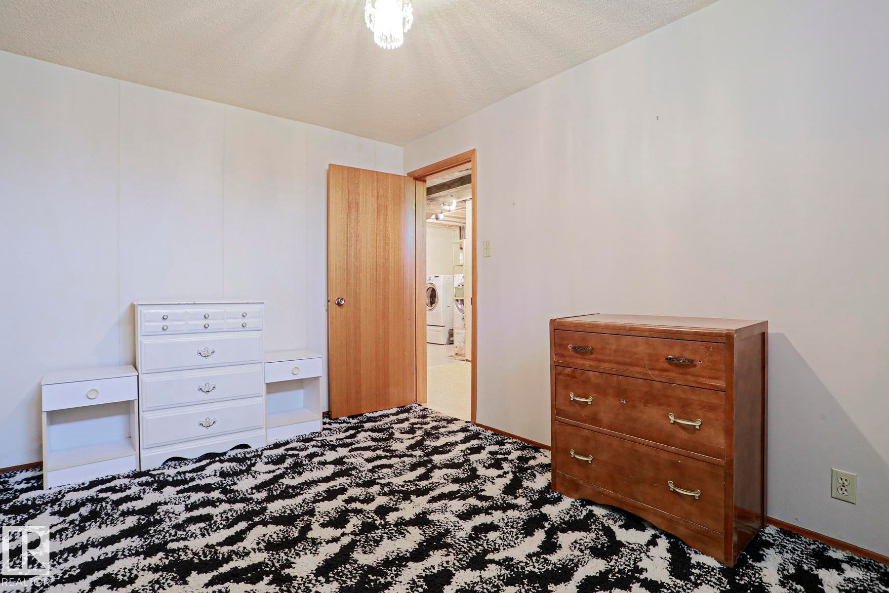 77 Sunset Boulevard, St. Albert, AB - Indoor Photo Showing Bedroom