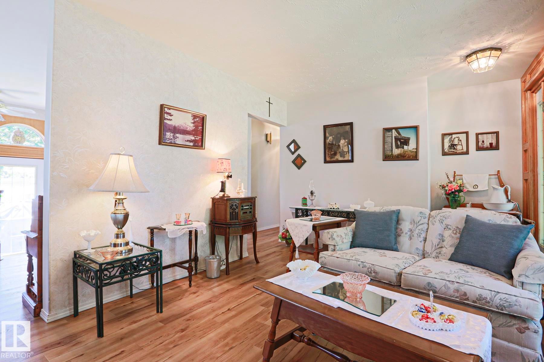 77 Sunset Boulevard, St. Albert, AB - Indoor Photo Showing Living Room