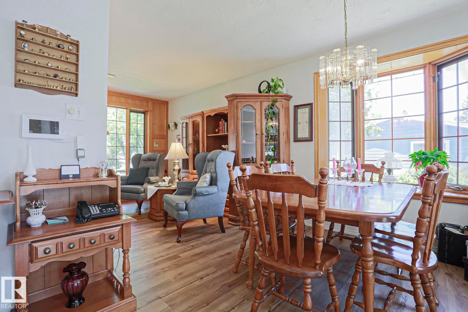 77 Sunset Boulevard, St. Albert, AB - Indoor Photo Showing Dining Room