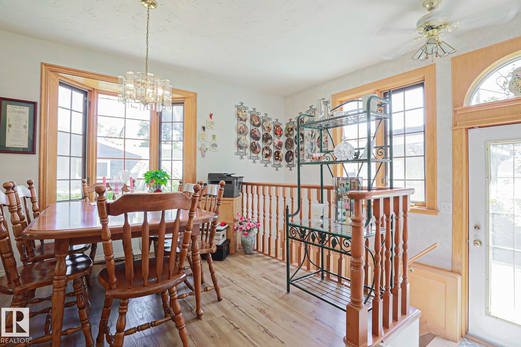77 Sunset Boulevard, St. Albert, AB - Indoor Photo Showing Dining Room