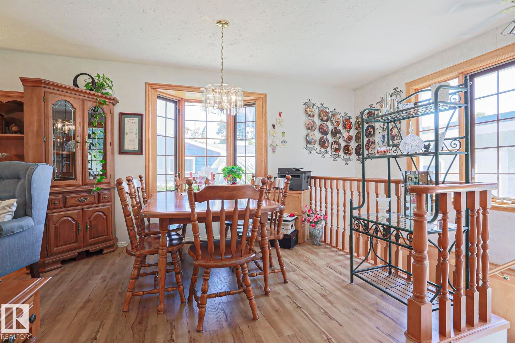 77 Sunset Boulevard, St. Albert, AB - Indoor Photo Showing Dining Room