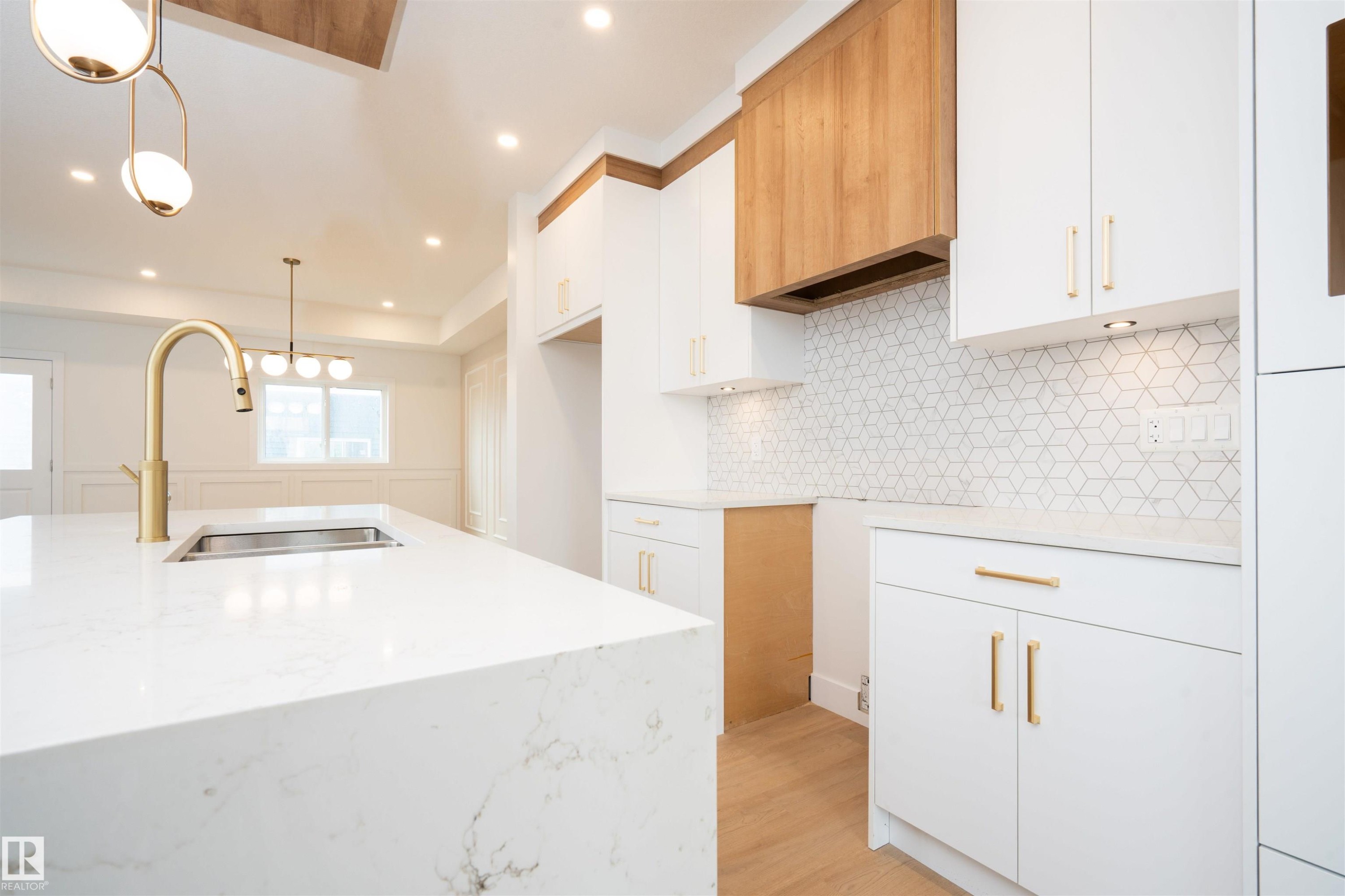432 Robinson Boulevard, Leduc, AB - Indoor Photo Showing Kitchen With Upgraded Kitchen
