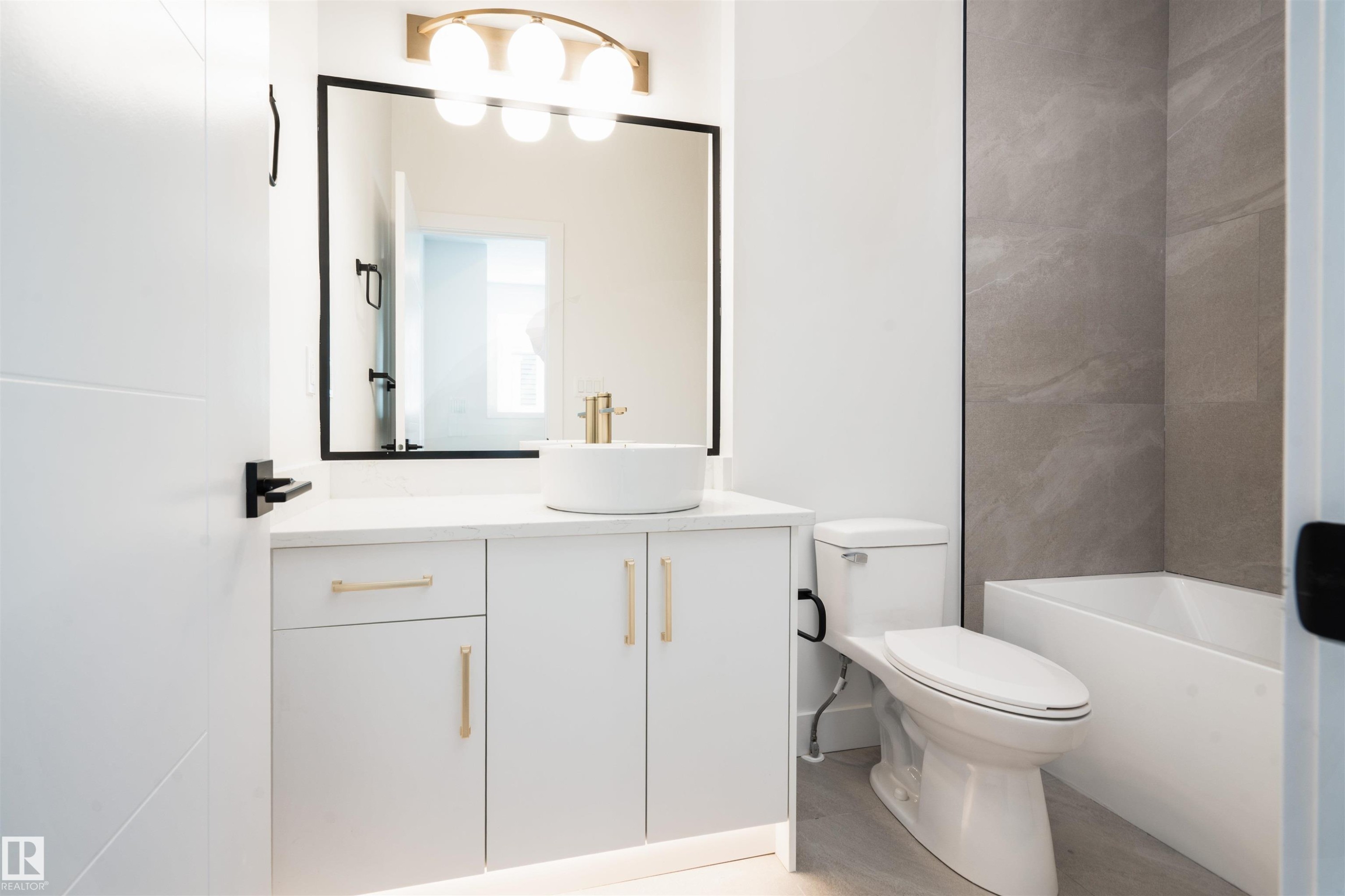432 Robinson Boulevard, Leduc, AB - Indoor Photo Showing Bathroom