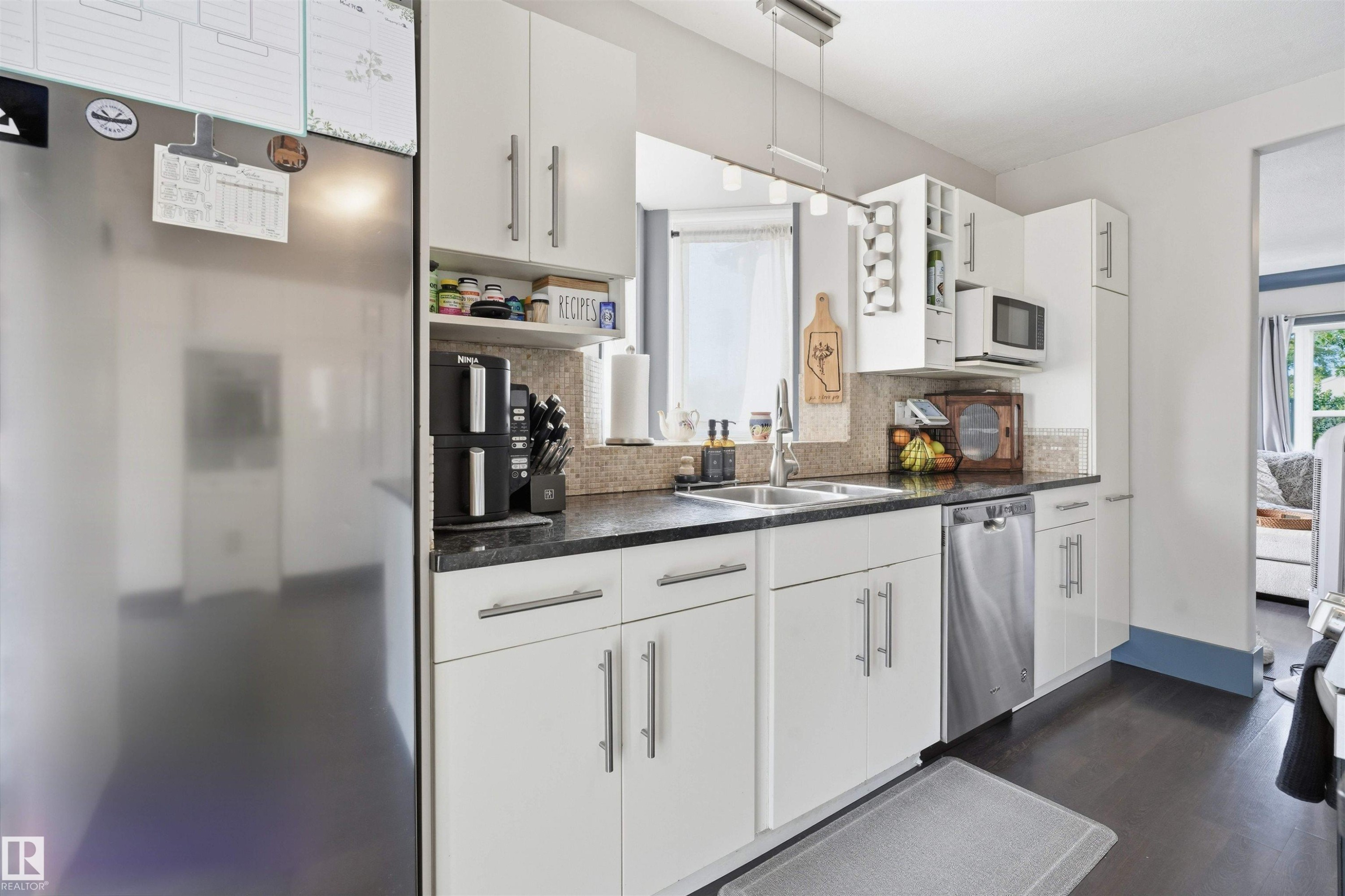 5507 49 Avenue, Wetaskiwin, AB - Indoor Photo Showing Kitchen With Double Sink