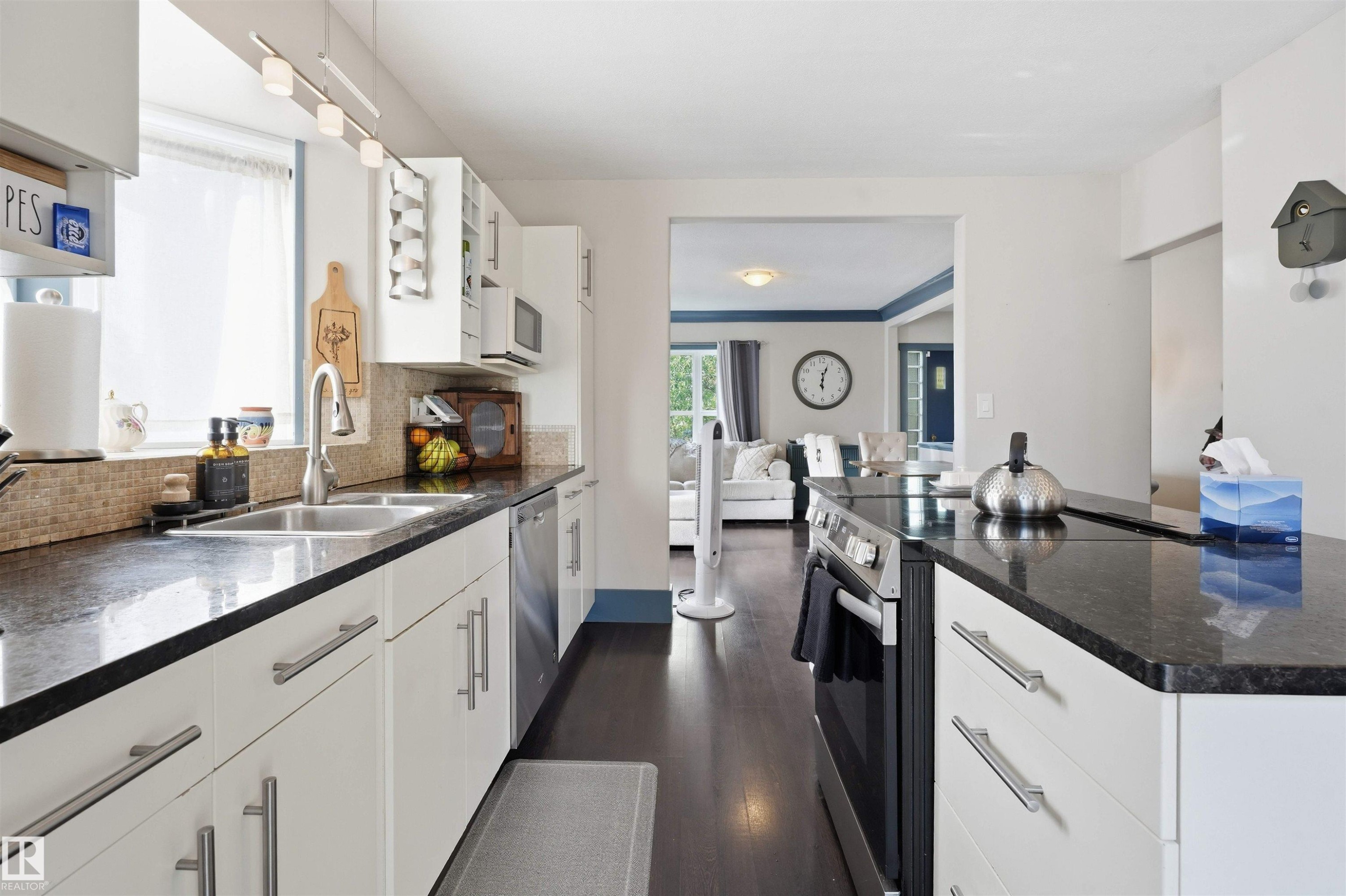 5507 49 Avenue, Wetaskiwin, AB - Indoor Photo Showing Kitchen With Double Sink