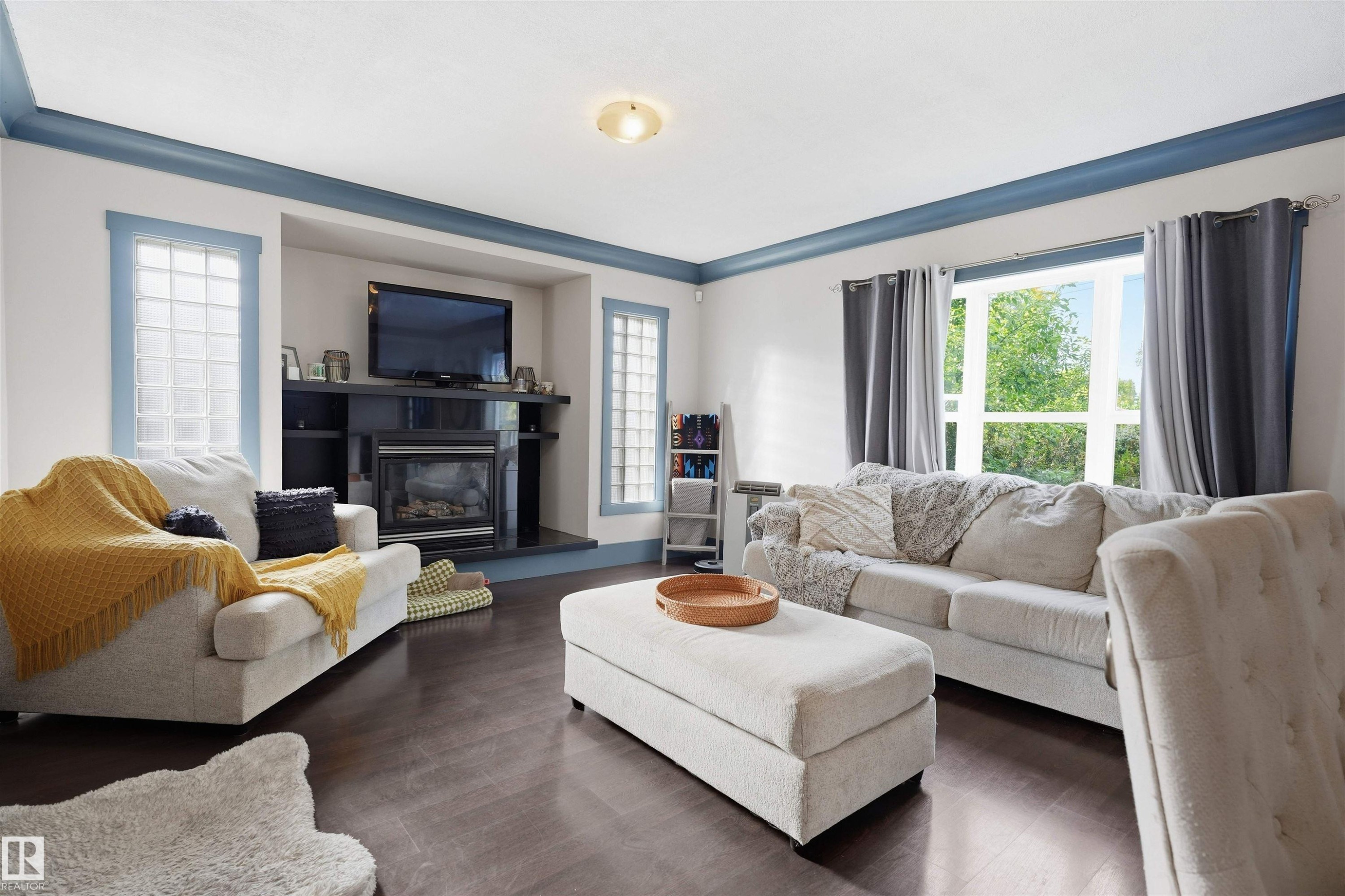 5507 49 Avenue, Wetaskiwin, AB - Indoor Photo Showing Living Room With Fireplace