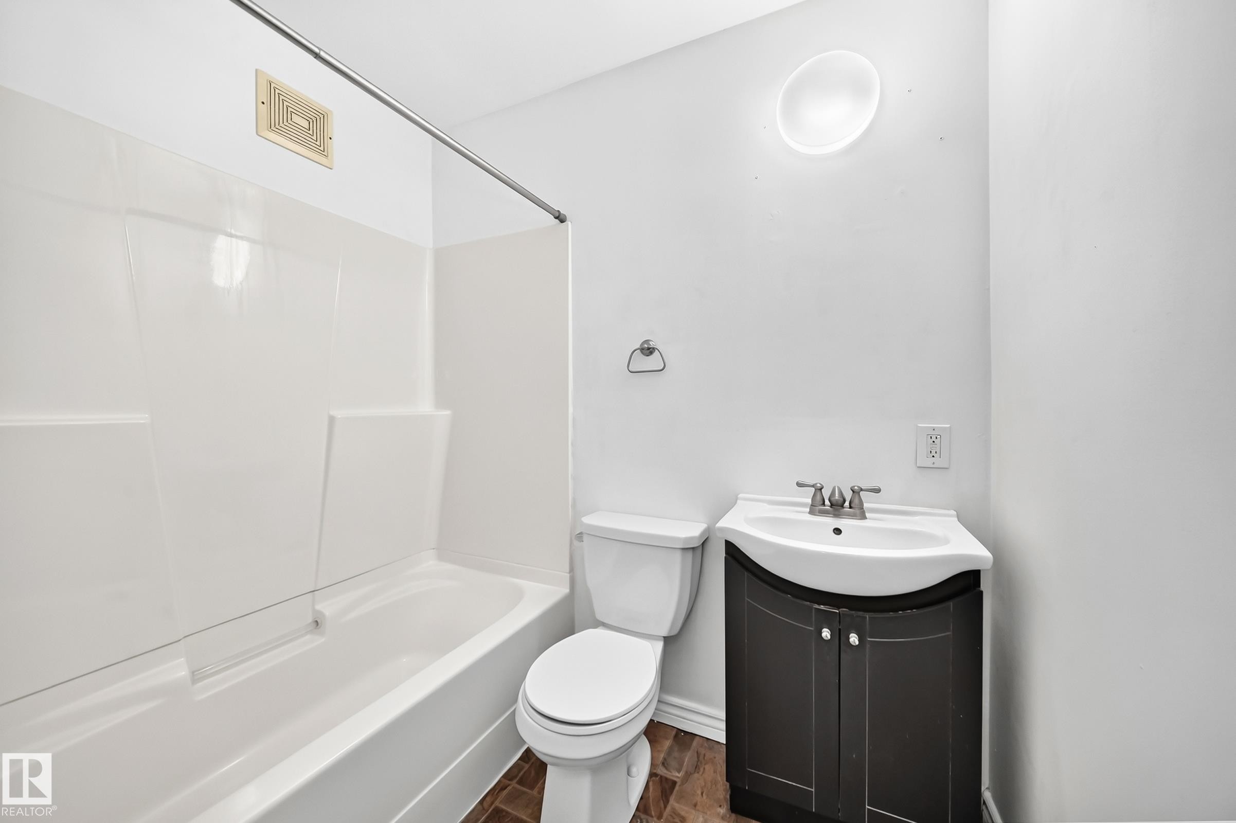 #10 6120 118 Av Nw, Edmonton, AB - Indoor Photo Showing Bathroom