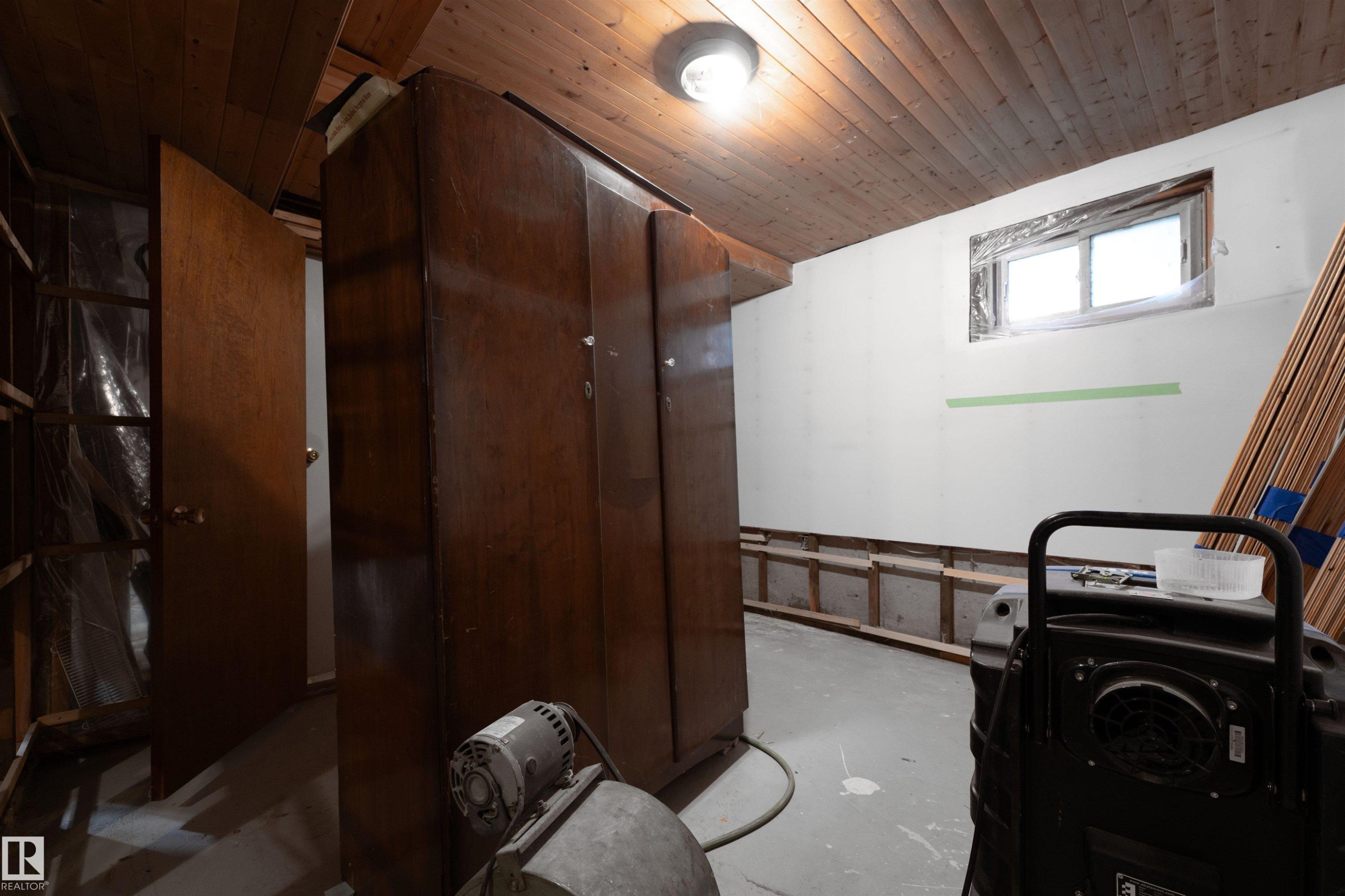 4906 50 Avenue, Lamont, AB - Indoor