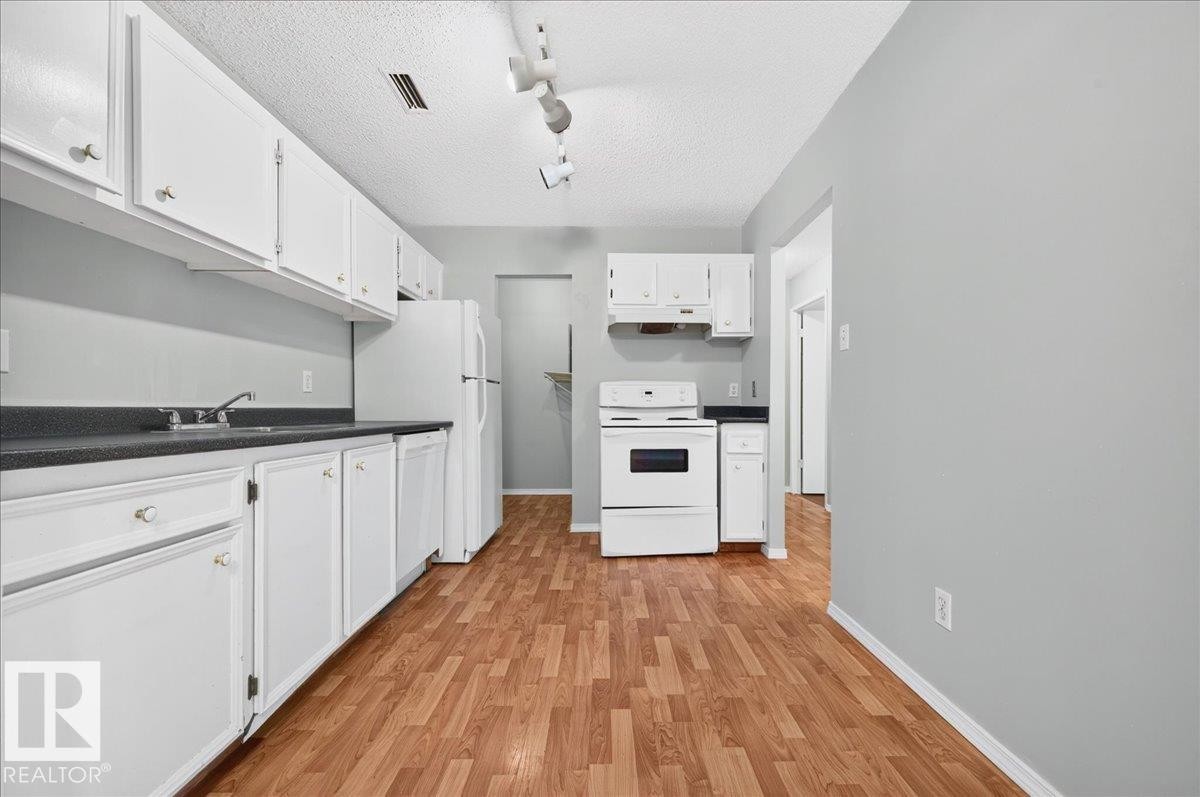 #35 2115 118 St Nw, Edmonton, AB - Indoor Photo Showing Kitchen