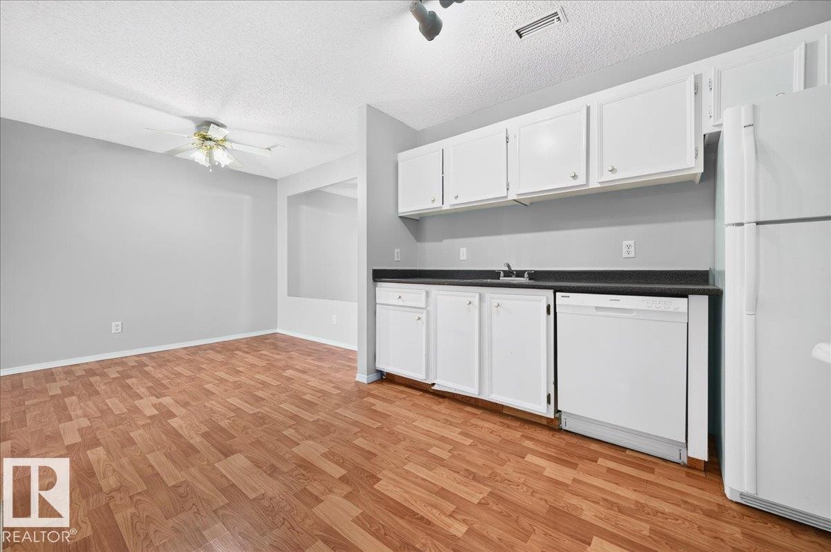 #35 2115 118 St Nw, Edmonton, AB - Indoor Photo Showing Kitchen