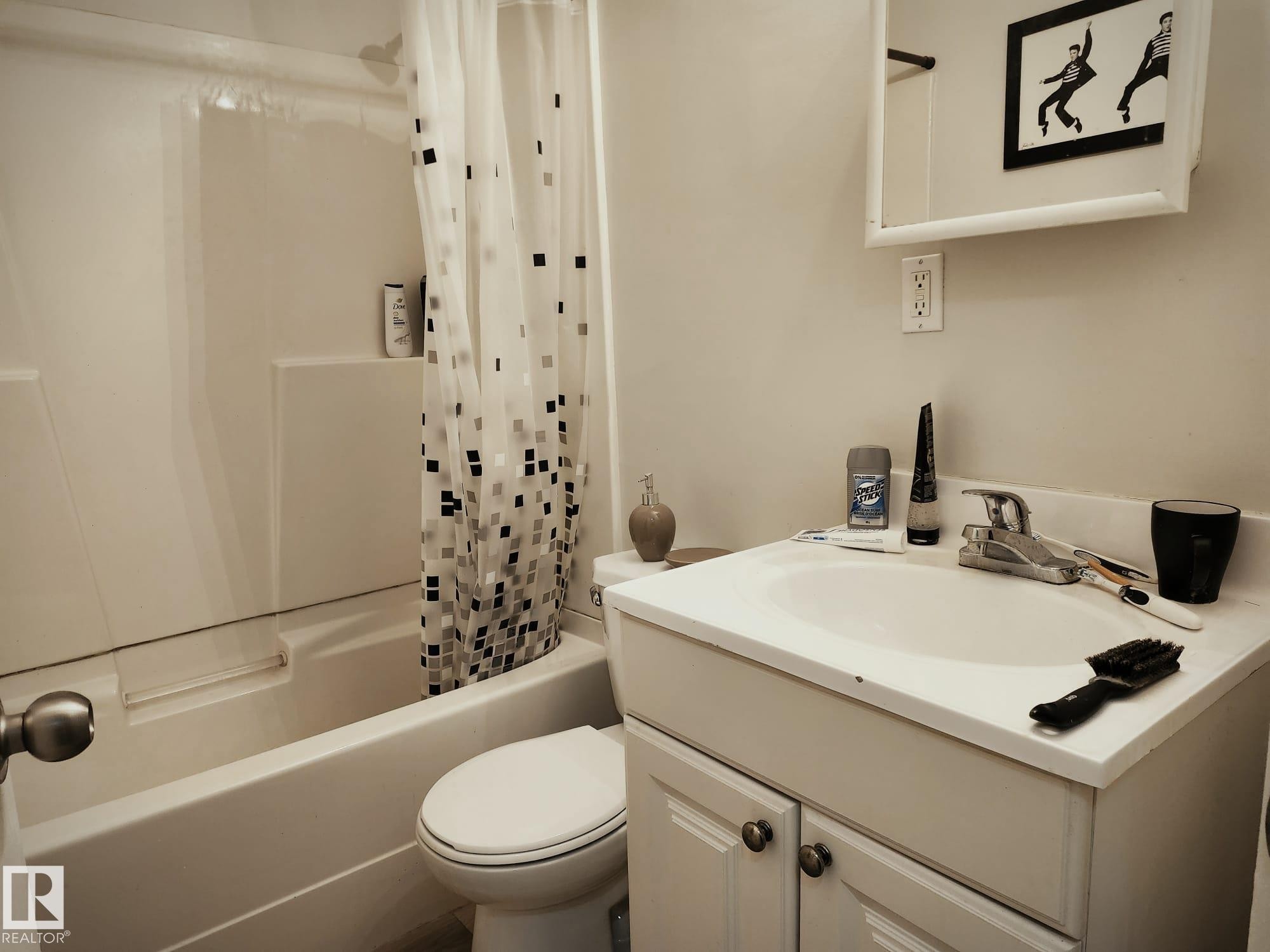 #4 6120 118 Av Nw, Edmonton, AB - Indoor Photo Showing Bathroom