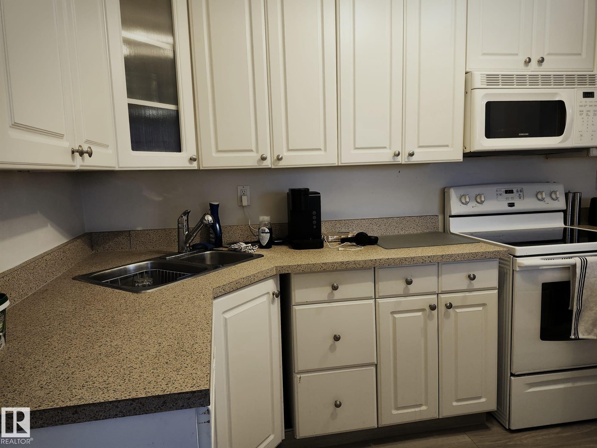 #4 6120 118 Av Nw, Edmonton, AB - Indoor Photo Showing Kitchen With Double Sink