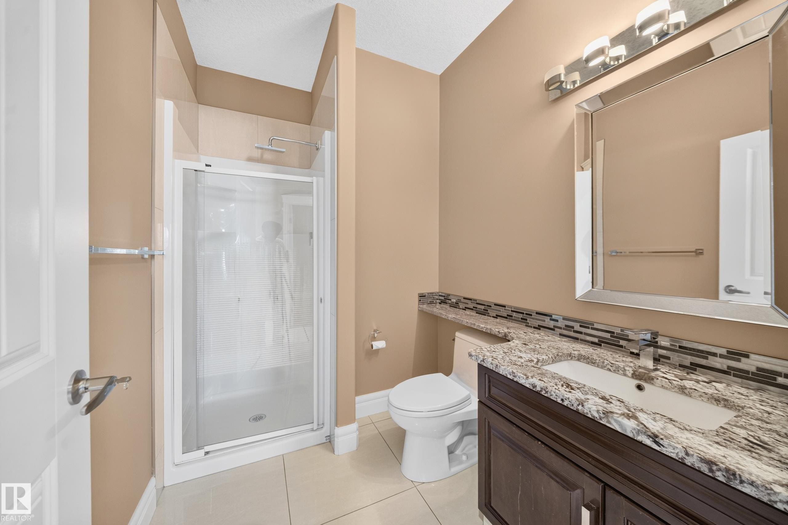 7103 168 Avenue Nw, Edmonton, AB - Indoor Photo Showing Bathroom
