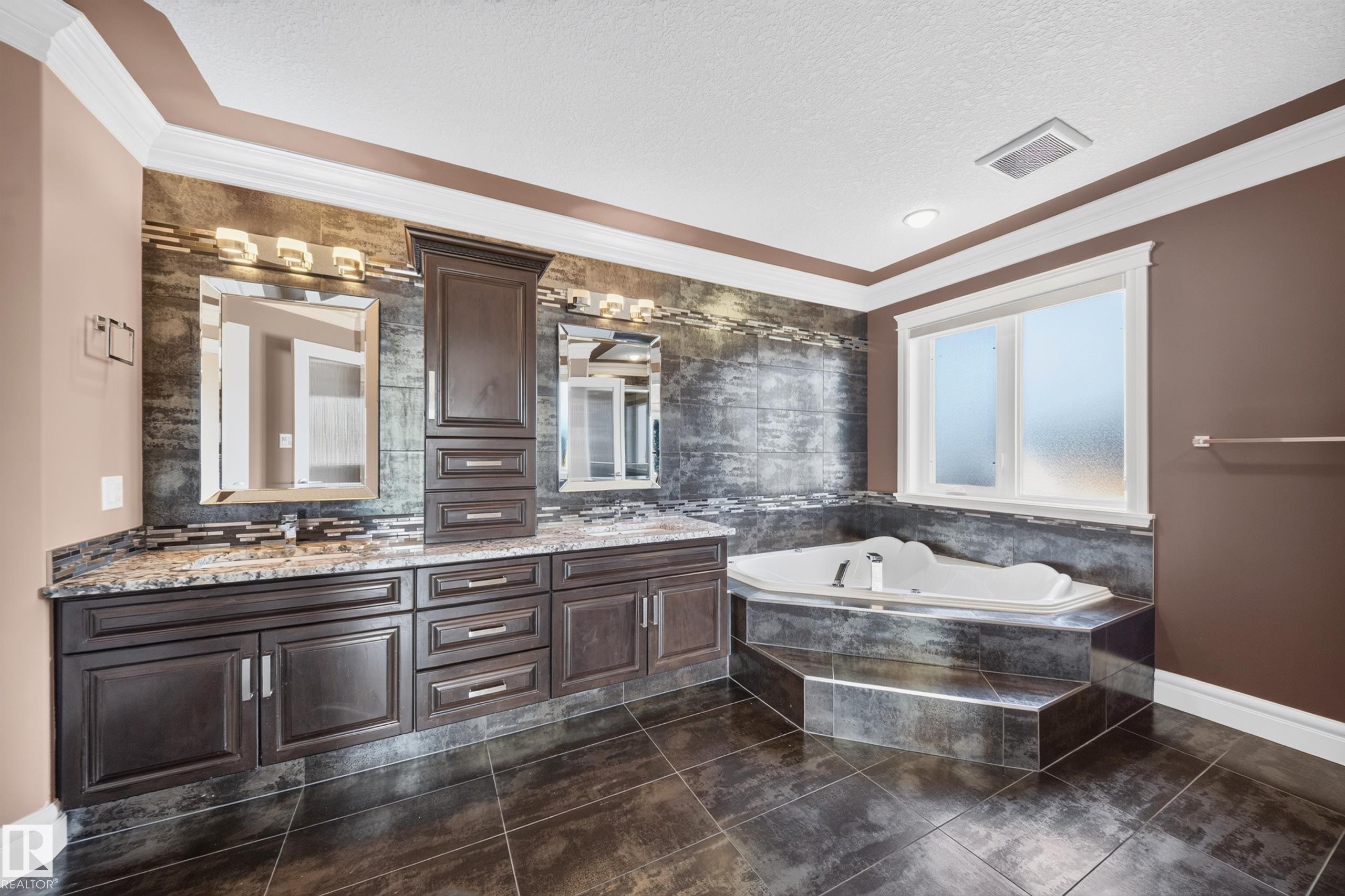 7103 168 Avenue Nw, Edmonton, AB - Indoor Photo Showing Bathroom