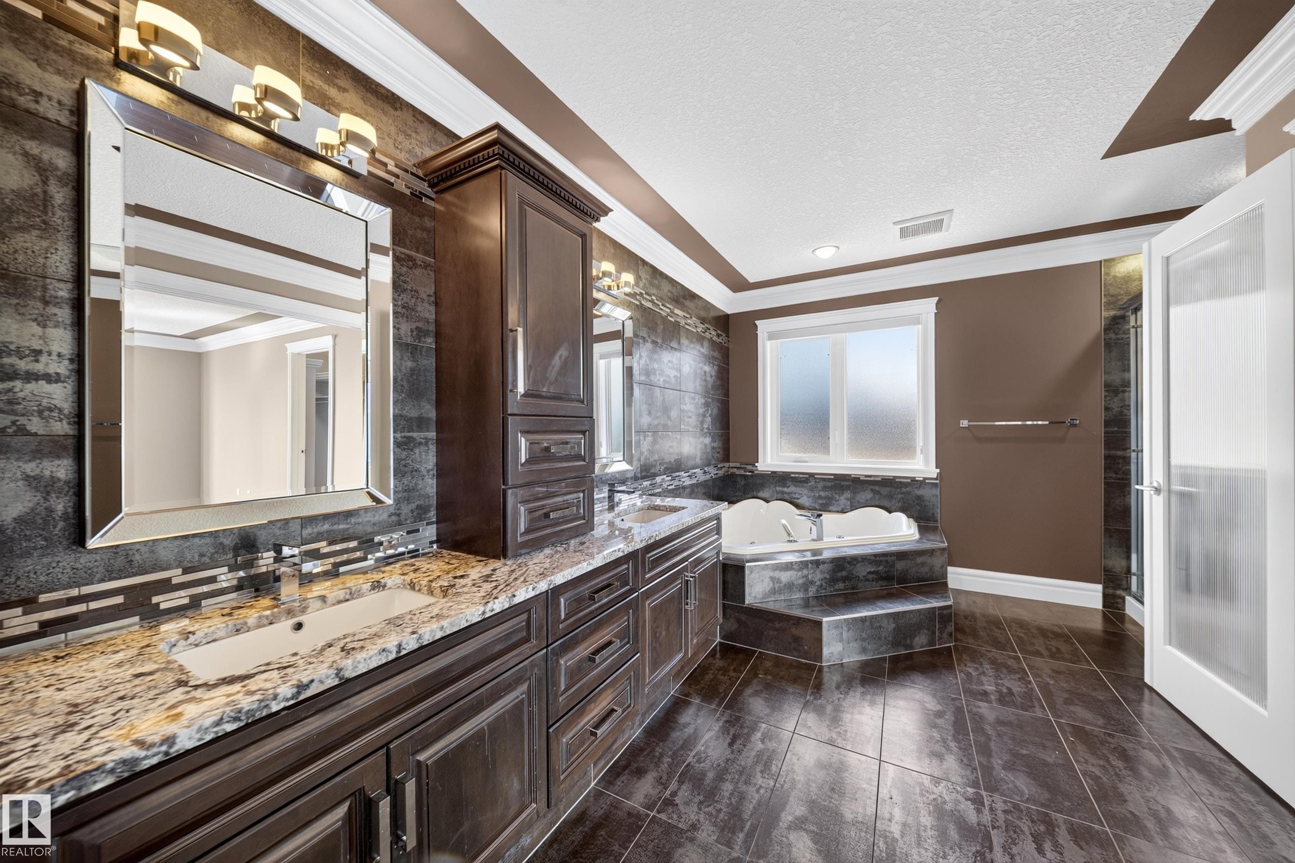 7103 168 Avenue Nw, Edmonton, AB - Indoor Photo Showing Bathroom