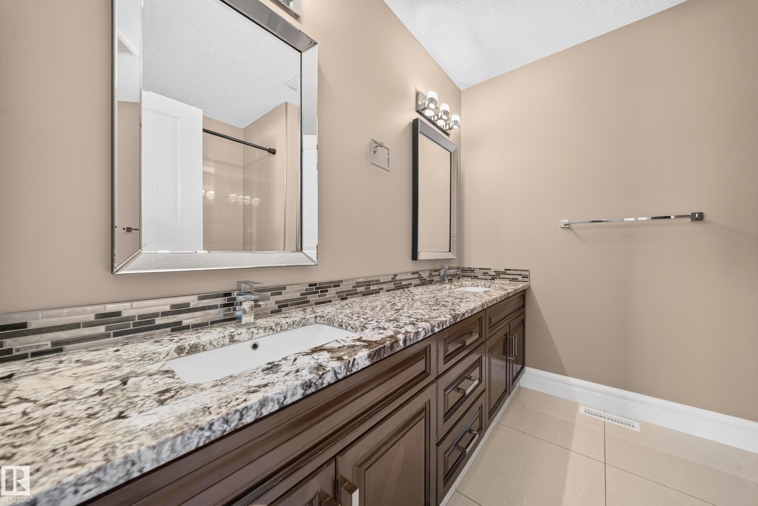 7103 168 Avenue Nw, Edmonton, AB - Indoor Photo Showing Bathroom