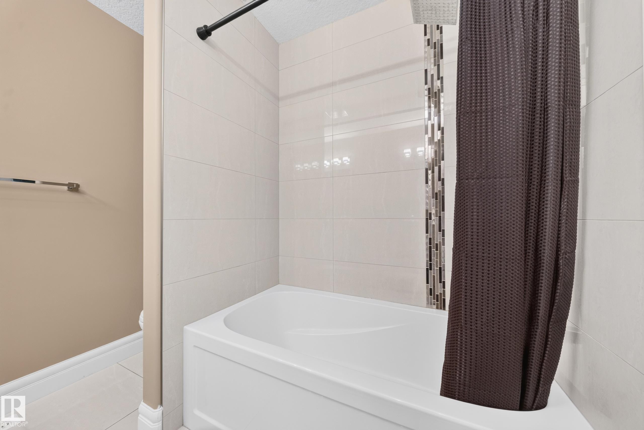 7103 168 Avenue Nw, Edmonton, AB - Indoor Photo Showing Bathroom