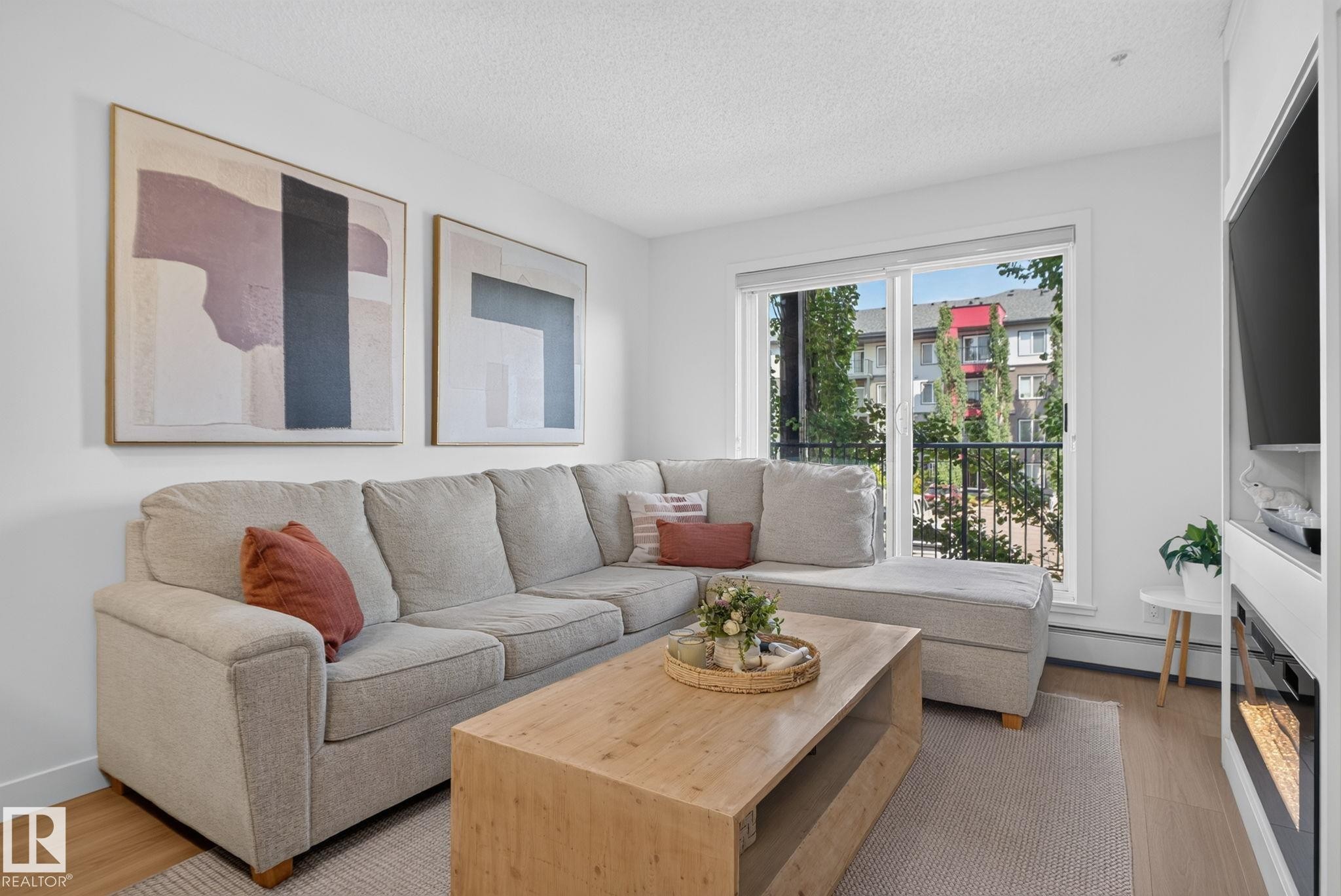 #203 5521 7 Av Sw, Edmonton, AB - Indoor Photo Showing Living Room