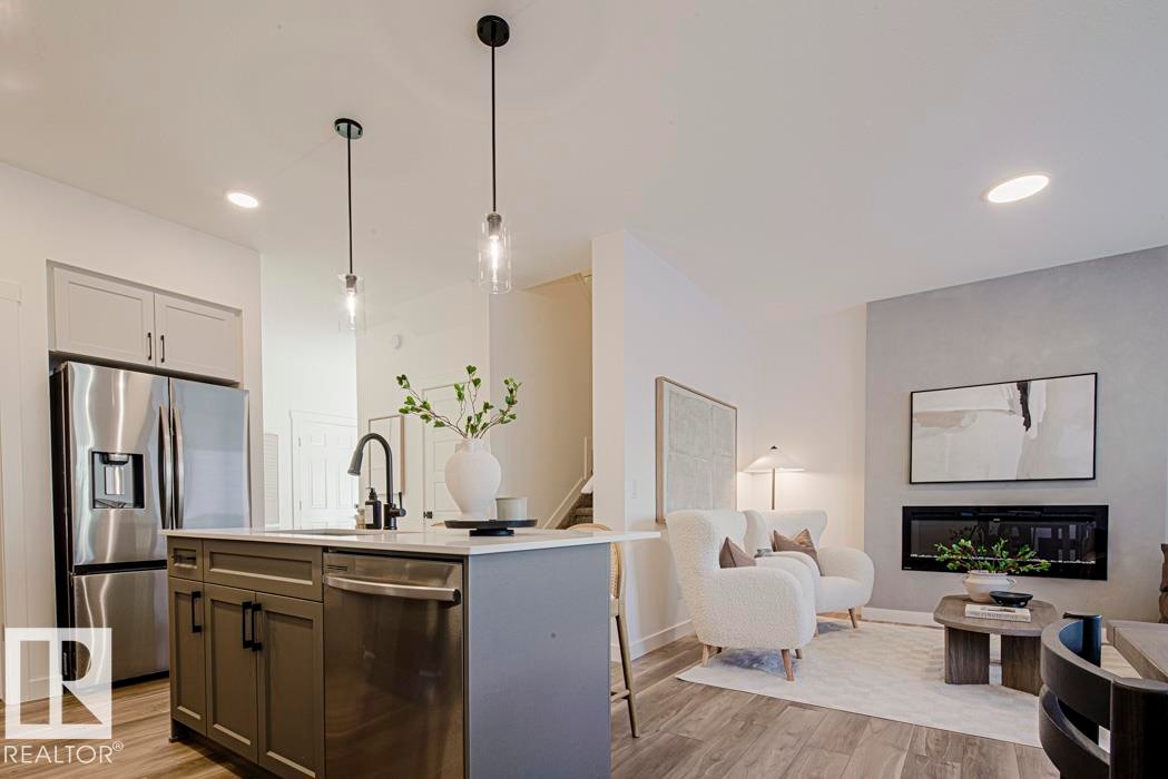921 17 Avenue Nw, Edmonton, AB - Indoor Photo Showing Kitchen With Upgraded Kitchen