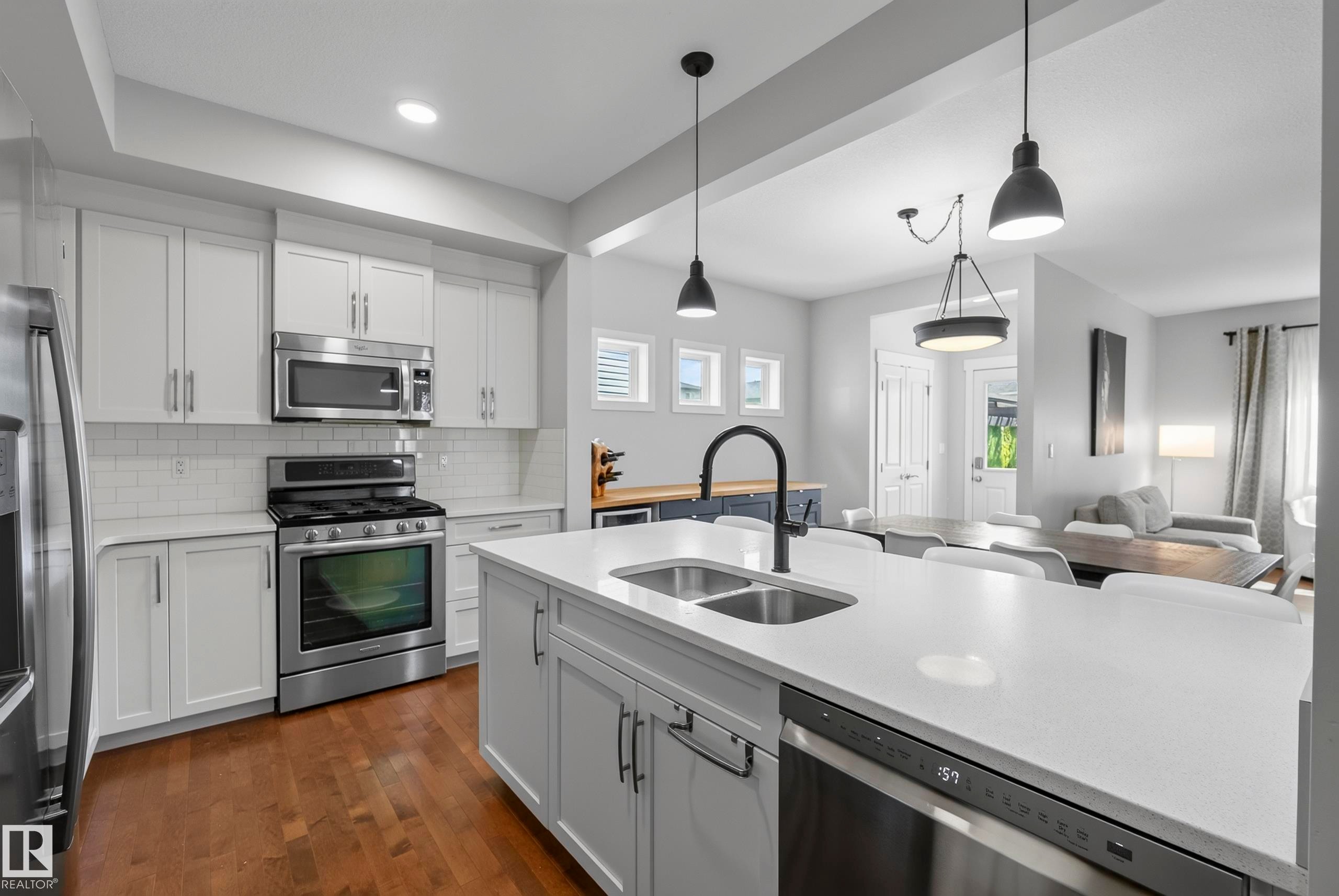 21711 99 Avenue Nw, Edmonton, AB - Indoor Photo Showing Kitchen With Double Sink With Upgraded Kitchen