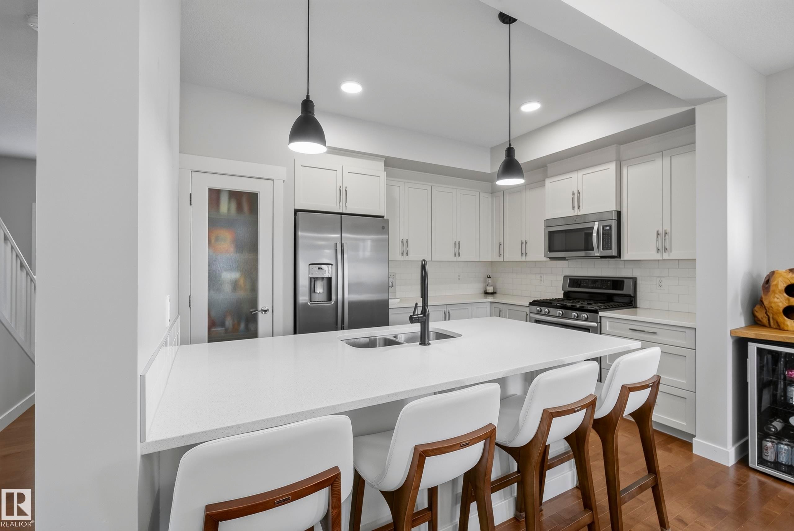 21711 99 Avenue Nw, Edmonton, AB - Indoor Photo Showing Kitchen With Double Sink With Upgraded Kitchen