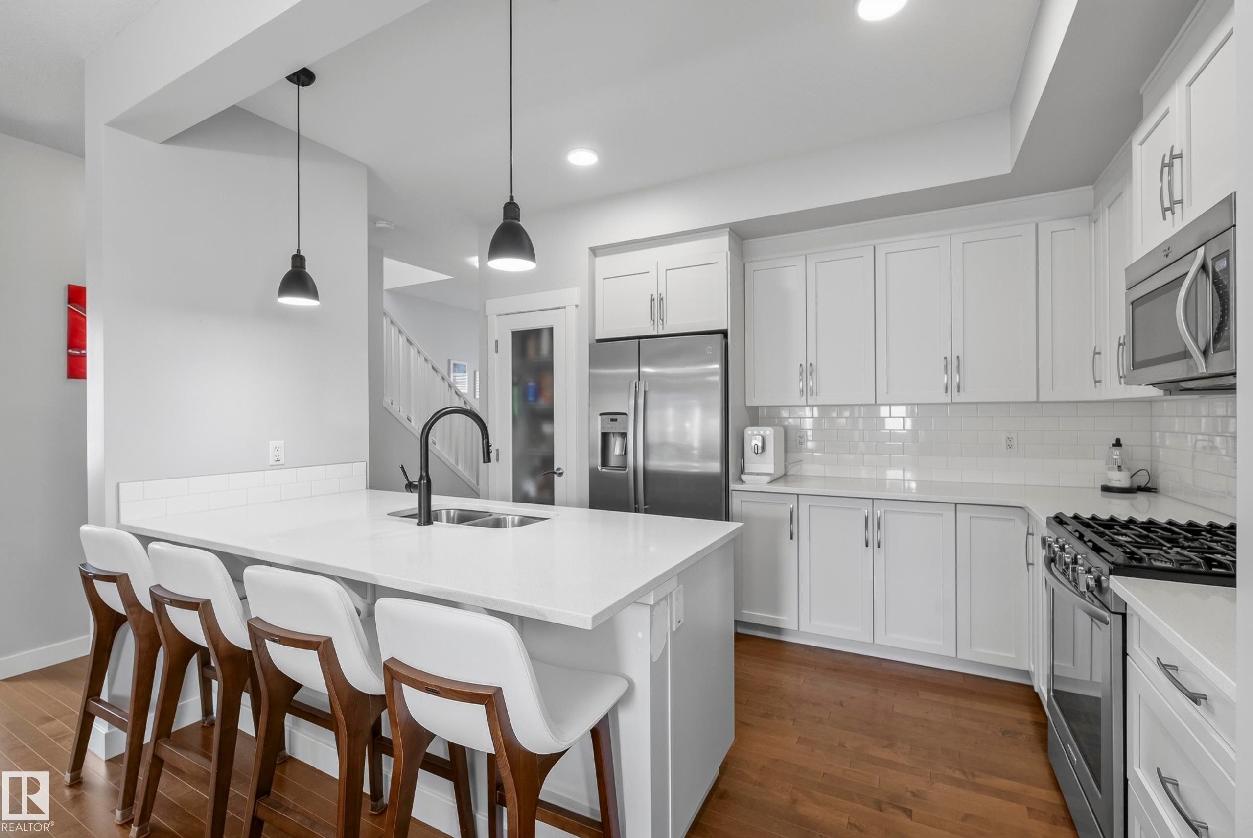 21711 99 Avenue Nw, Edmonton, AB - Indoor Photo Showing Kitchen With Double Sink With Upgraded Kitchen