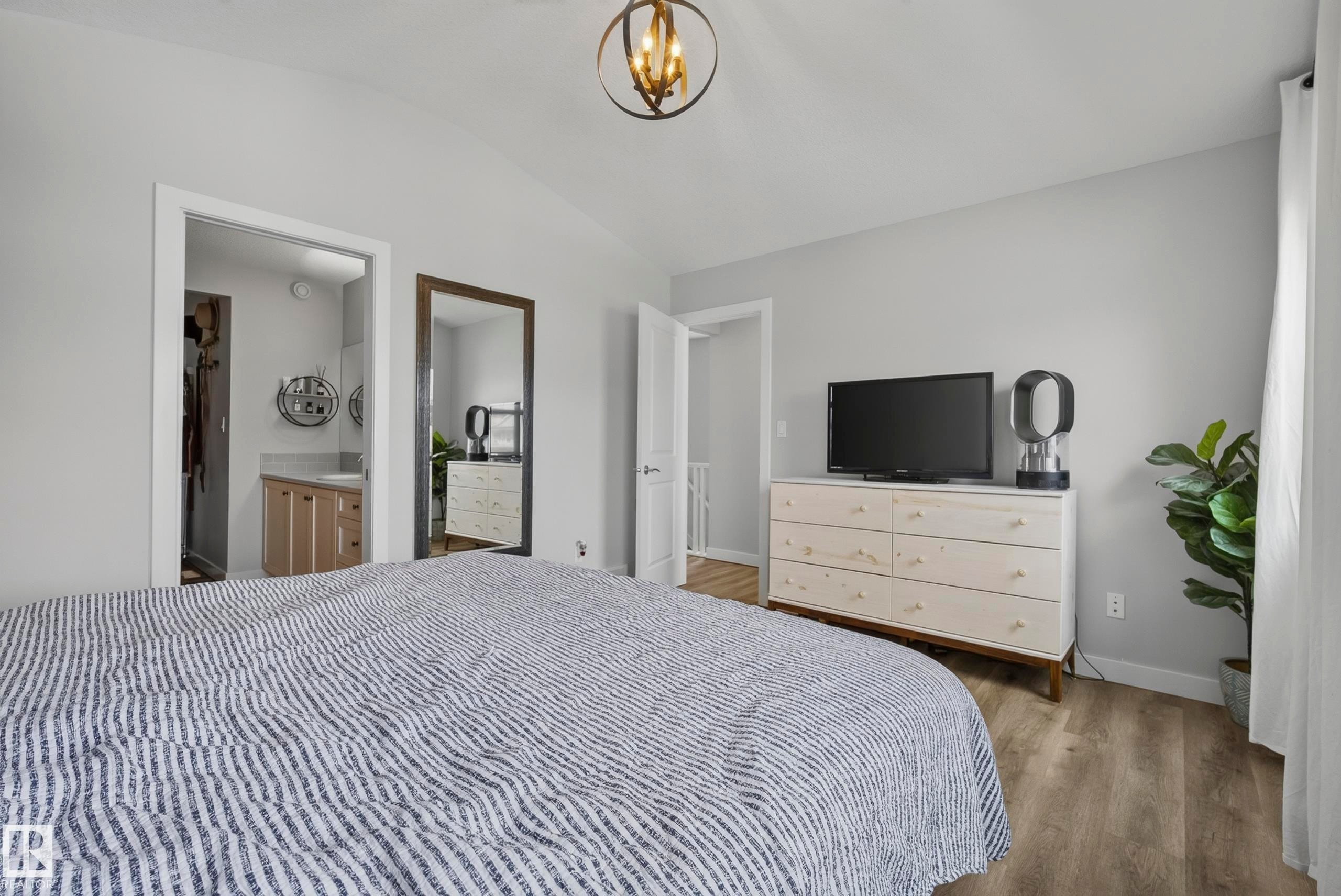 21711 99 Avenue Nw, Edmonton, AB - Indoor Photo Showing Bedroom
