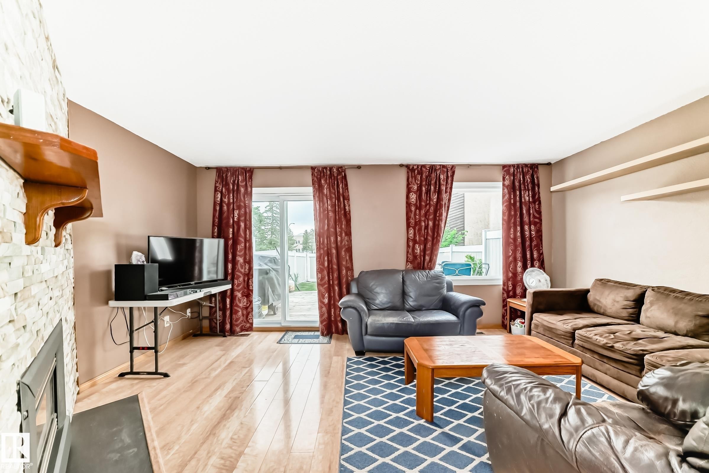 3151 139 Avenue Nw, Edmonton, AB - Indoor Photo Showing Living Room