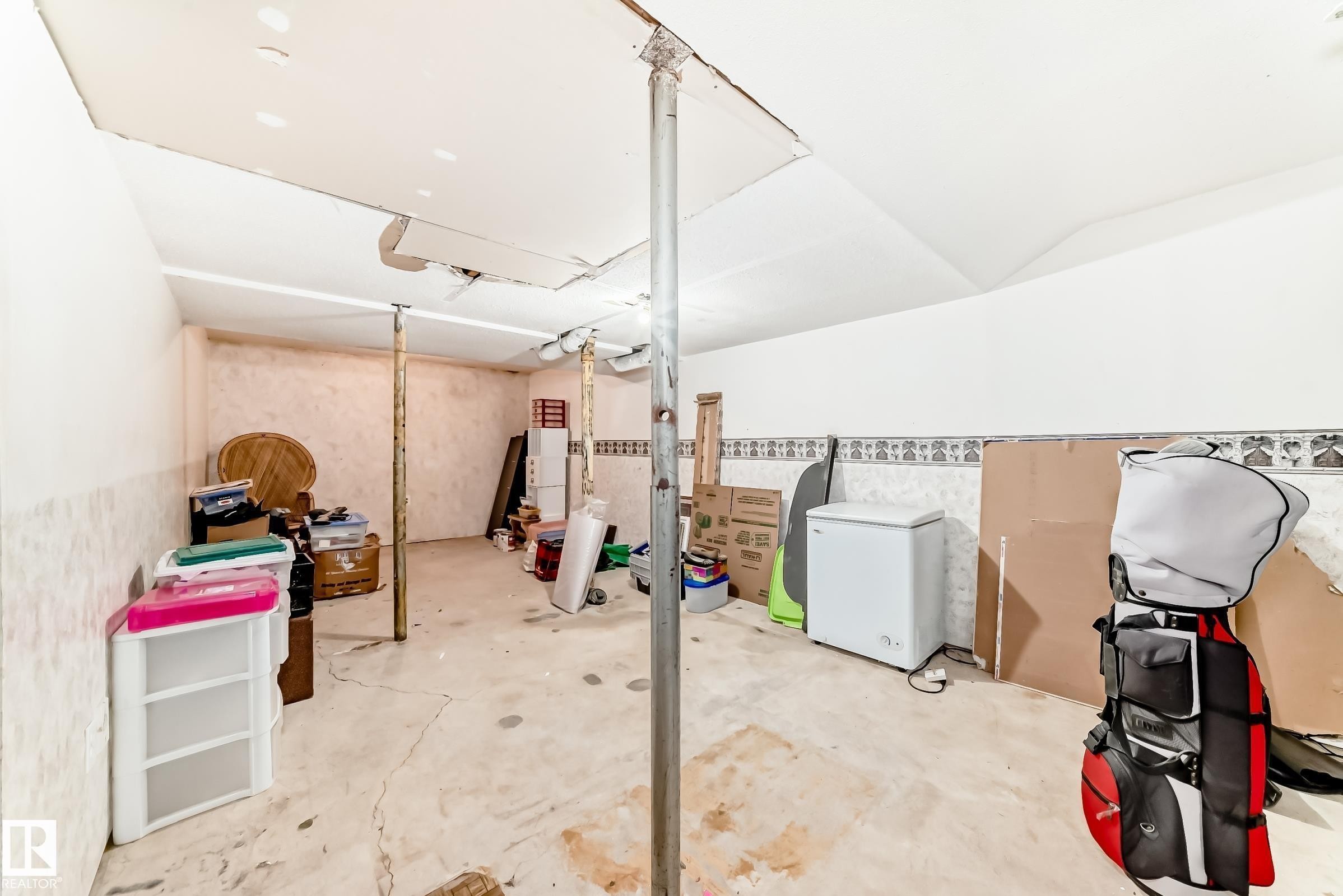 3151 139 Avenue Nw, Edmonton, AB - Indoor
