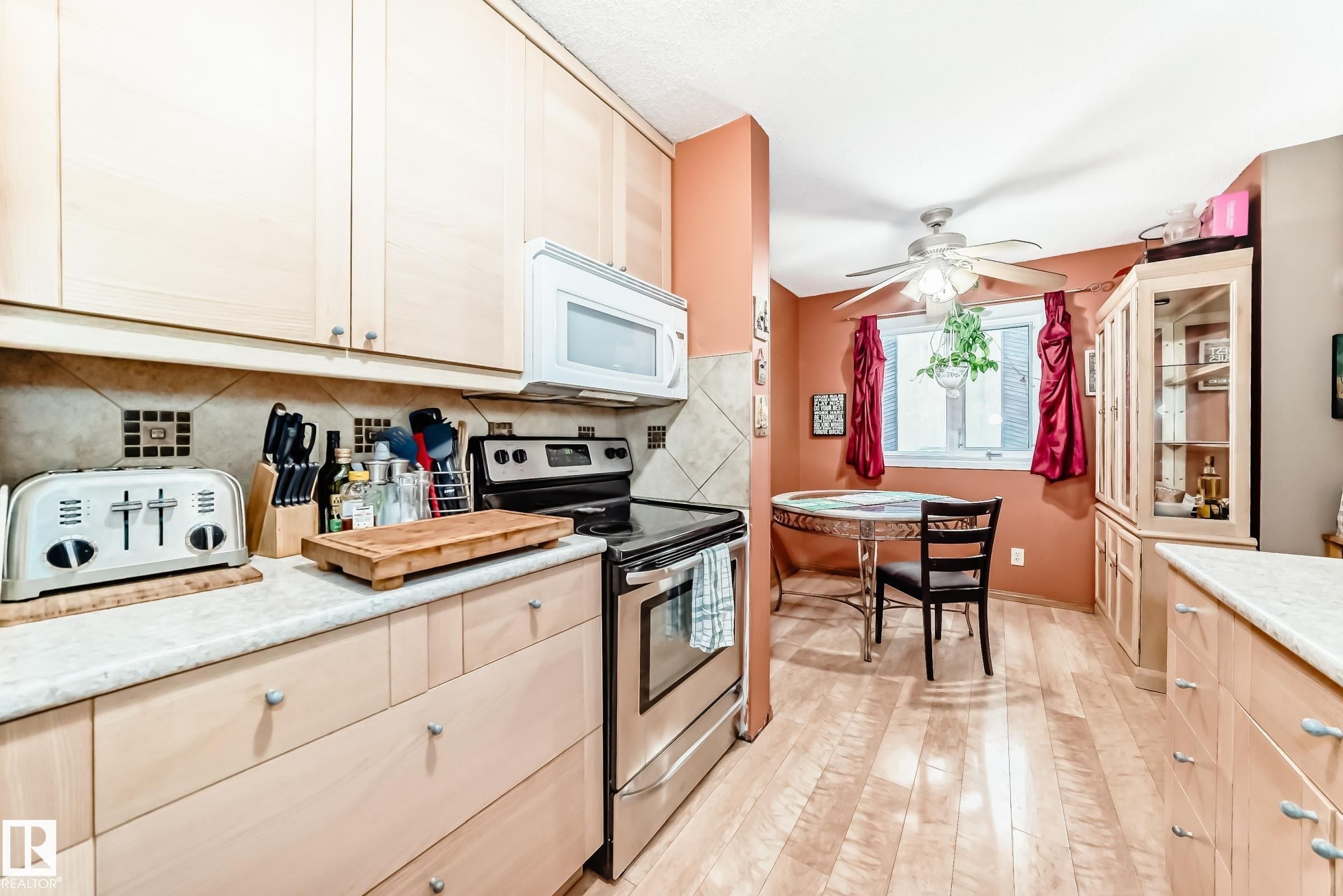 3151 139 Avenue Nw, Edmonton, AB - Indoor Photo Showing Kitchen