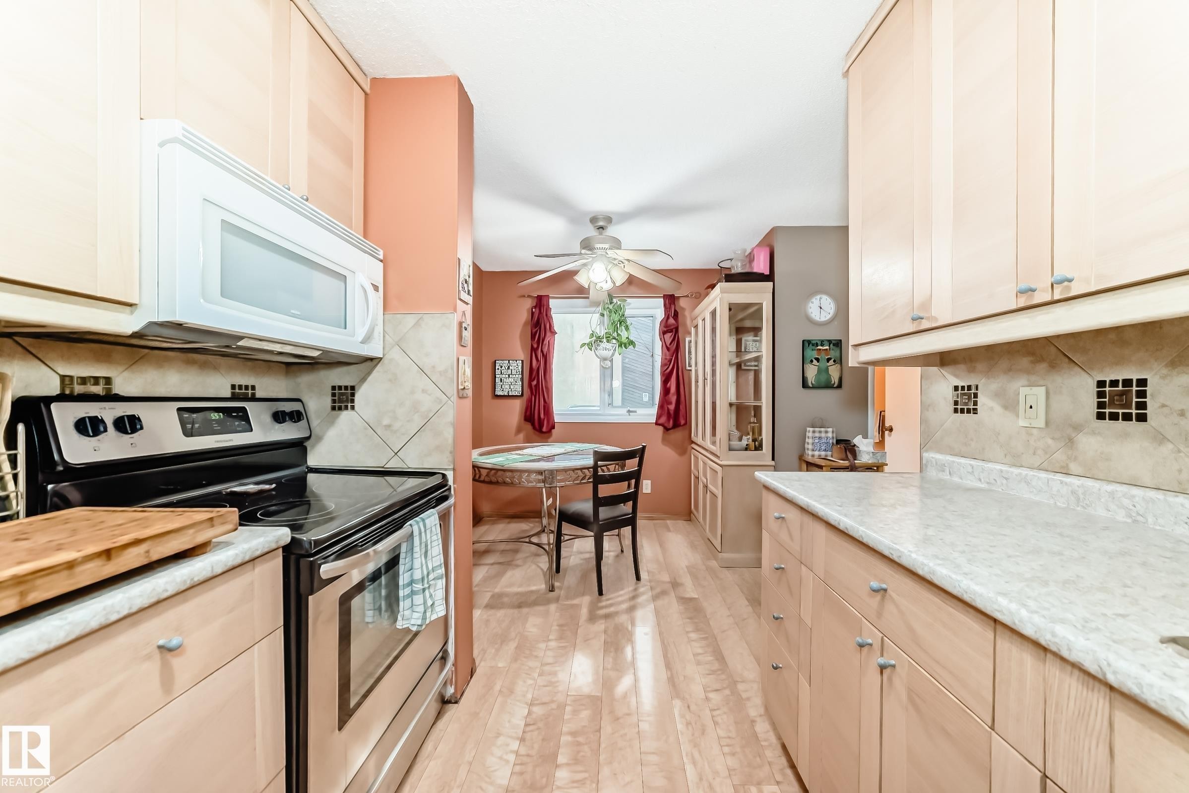 3151 139 Avenue Nw, Edmonton, AB - Indoor Photo Showing Kitchen