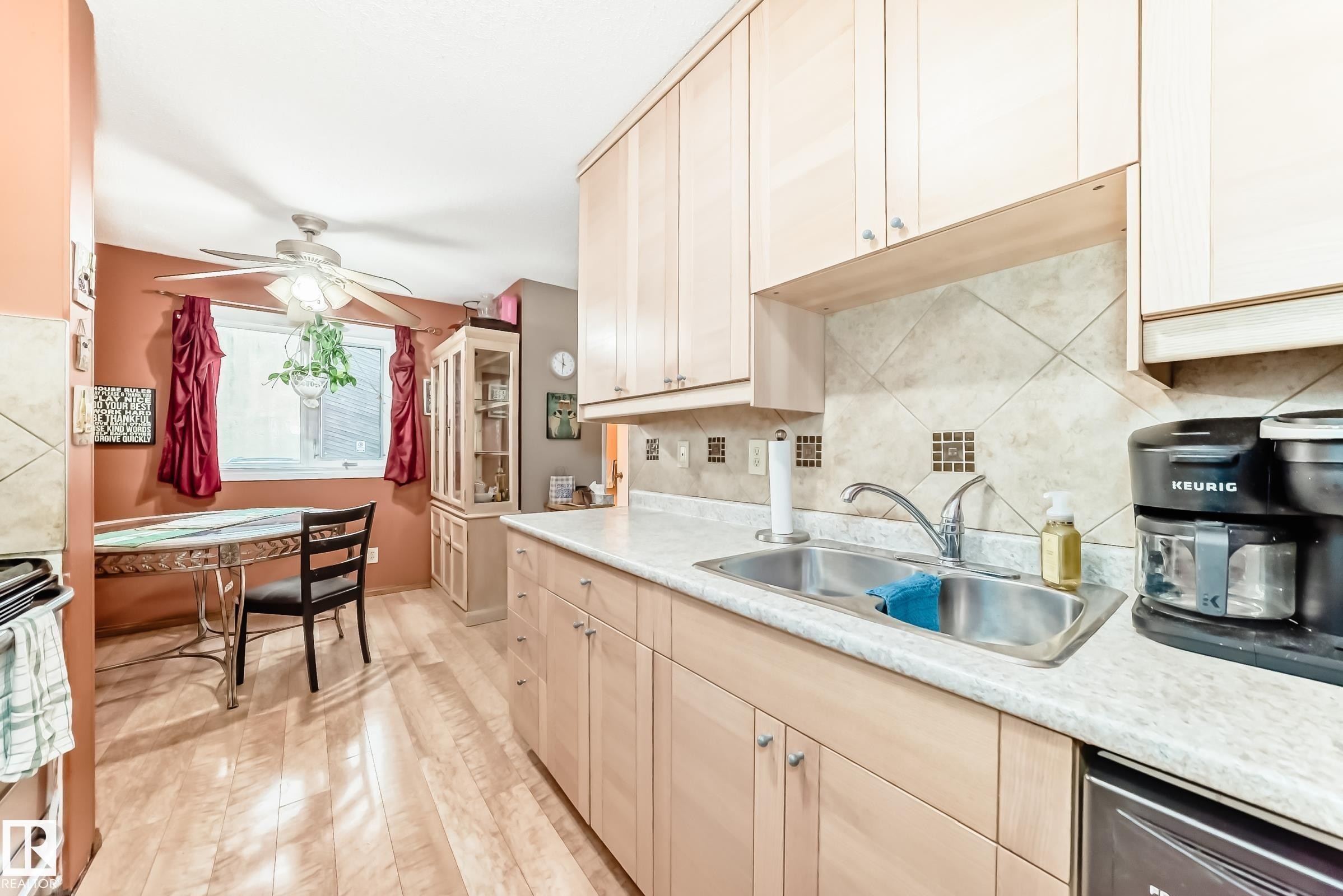 3151 139 Avenue Nw, Edmonton, AB - Indoor Photo Showing Kitchen With Double Sink