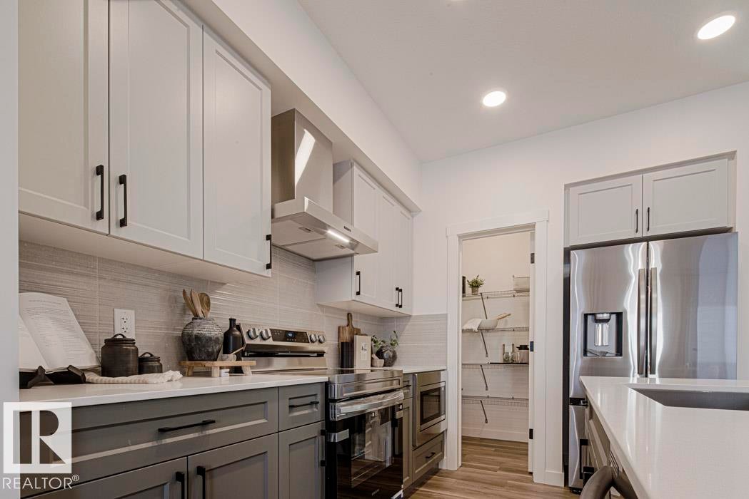 923 17 Avenue Nw, Edmonton, AB - Indoor Photo Showing Kitchen With Upgraded Kitchen