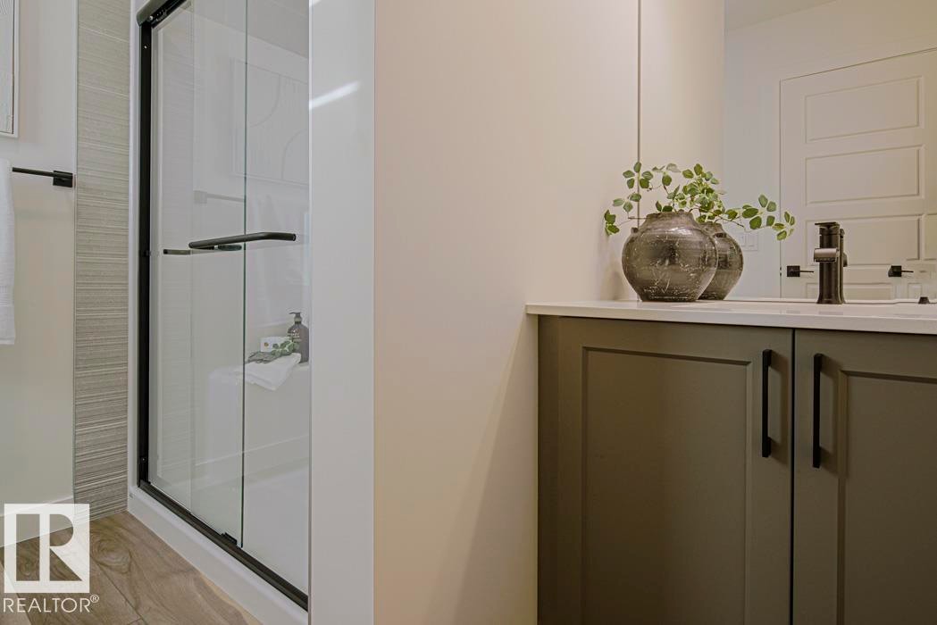 923 17 Avenue Nw, Edmonton, AB - Indoor Photo Showing Bathroom