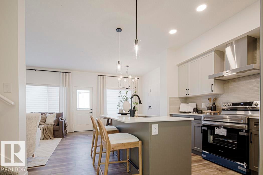 923 17 Avenue Nw, Edmonton, AB - Indoor Photo Showing Kitchen With Upgraded Kitchen