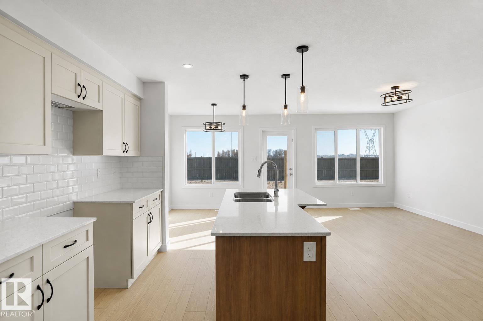 31 Emmett Way, Spruce Grove, AB - Indoor Photo Showing Kitchen With Double Sink With Upgraded Kitchen