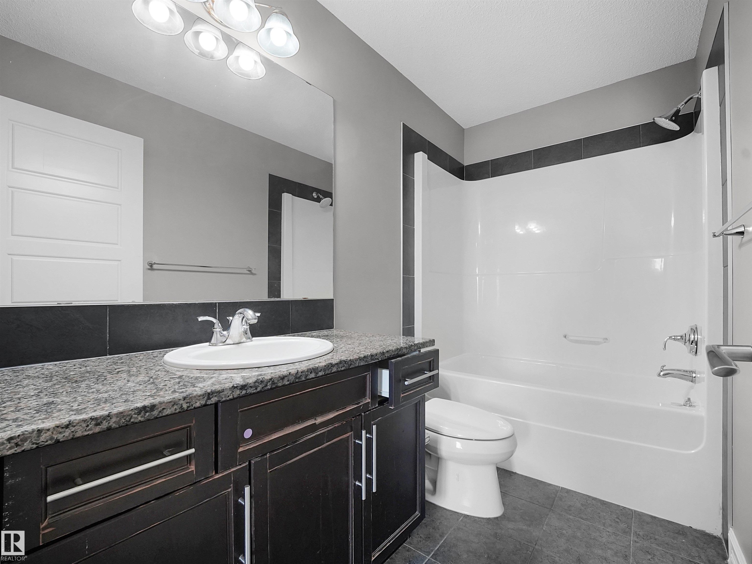3623 15A Street Nw, Edmonton, AB - Indoor Photo Showing Bathroom