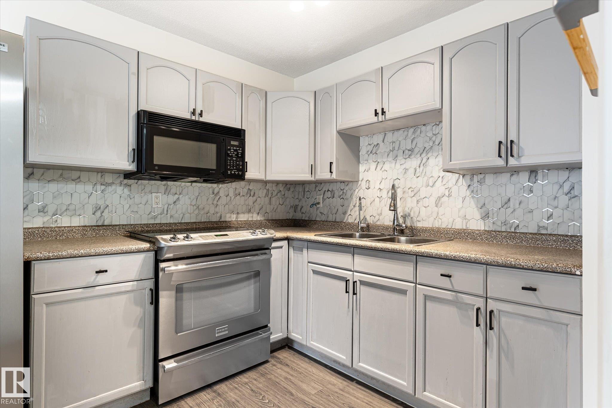 3317 107 Avenue Nw, Edmonton, AB - Indoor Photo Showing Kitchen With Double Sink