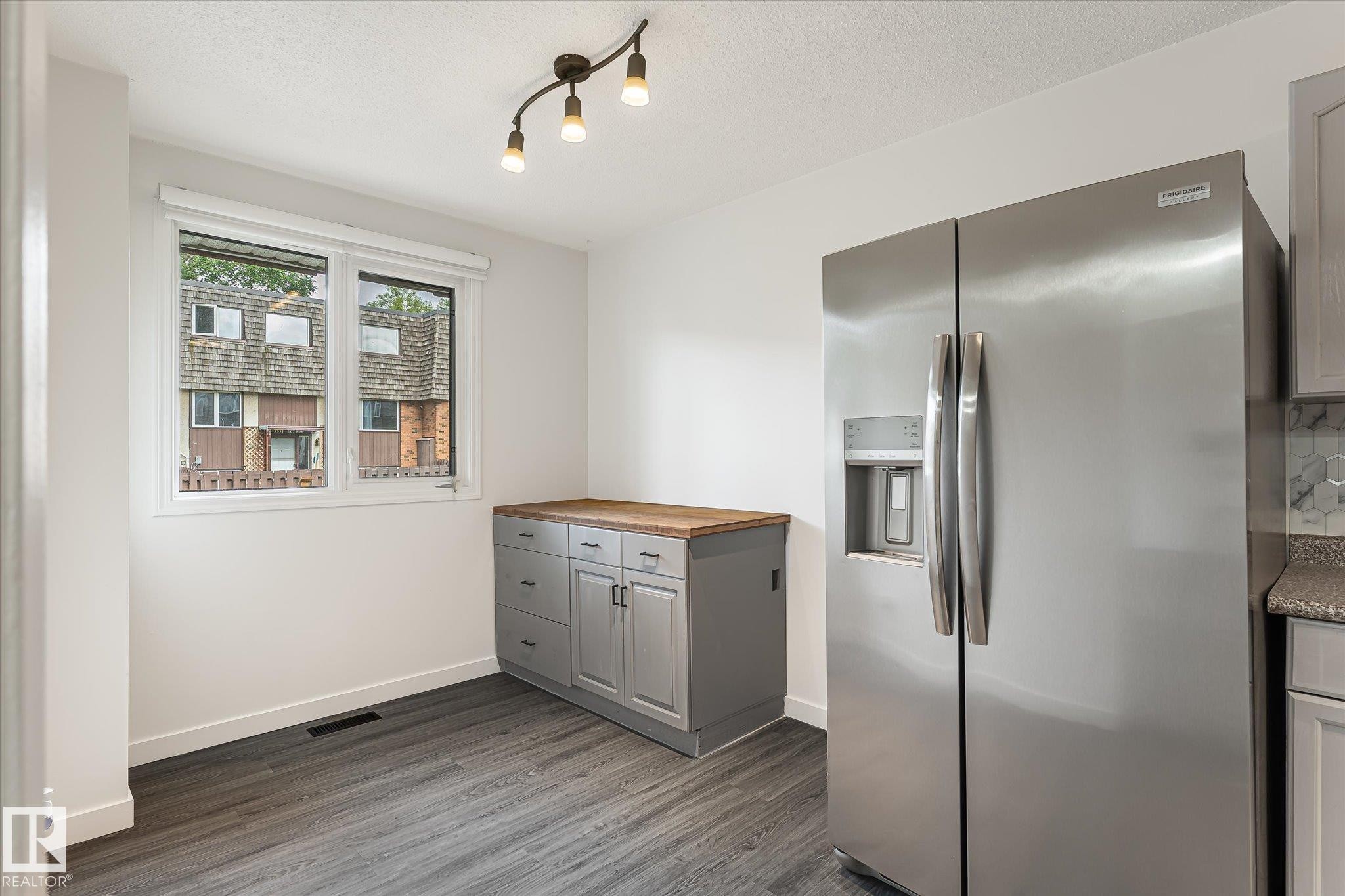 3317 107 Avenue Nw, Edmonton, AB - Indoor