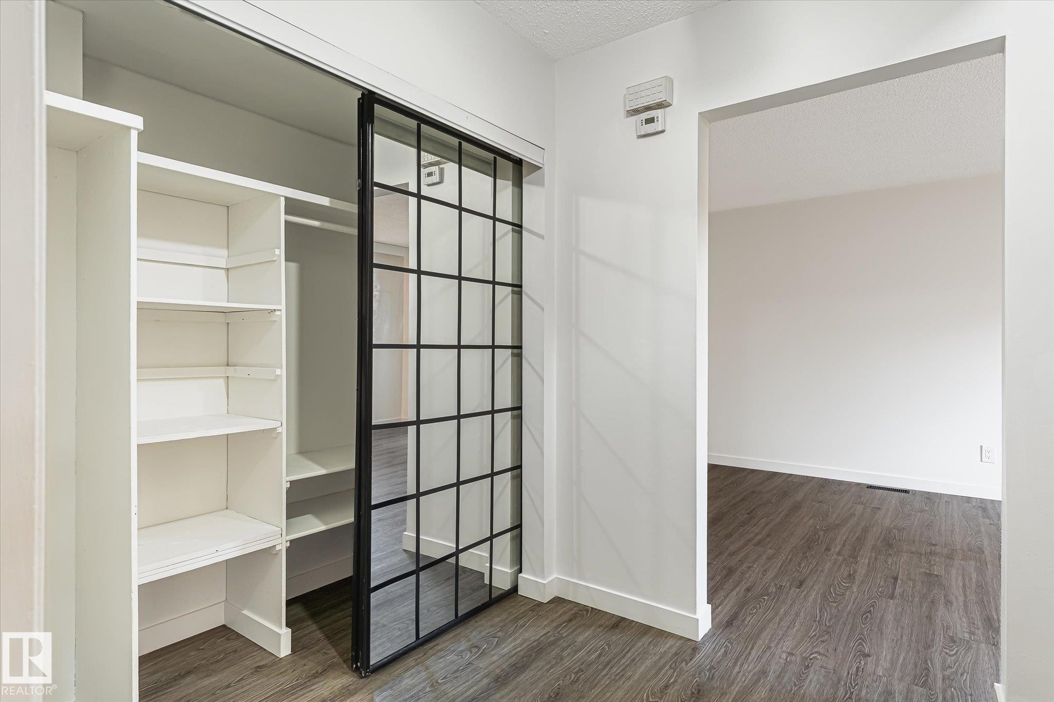 3317 107 Avenue Nw, Edmonton, AB - Indoor