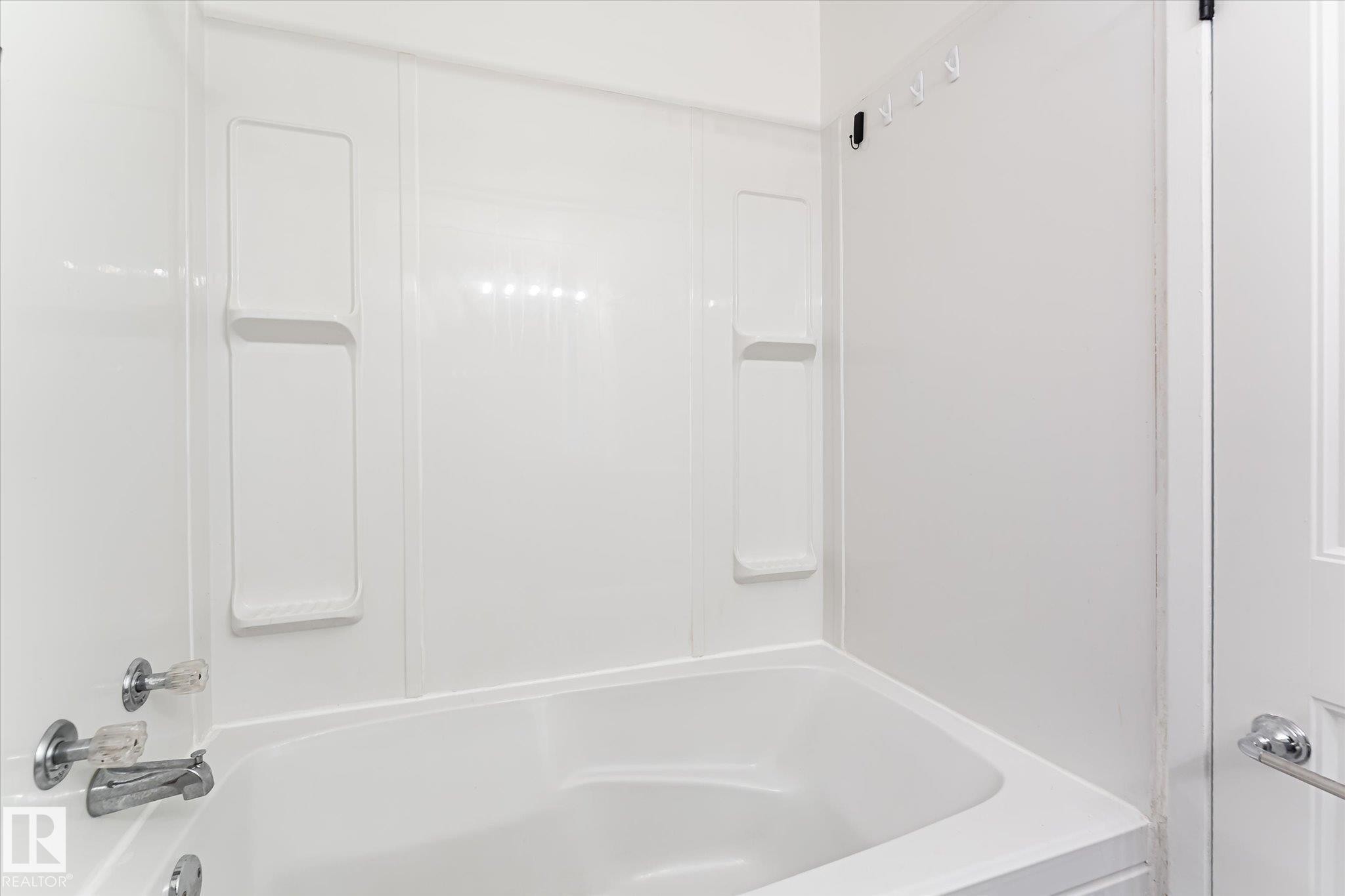 3317 107 Avenue Nw, Edmonton, AB - Indoor Photo Showing Bathroom