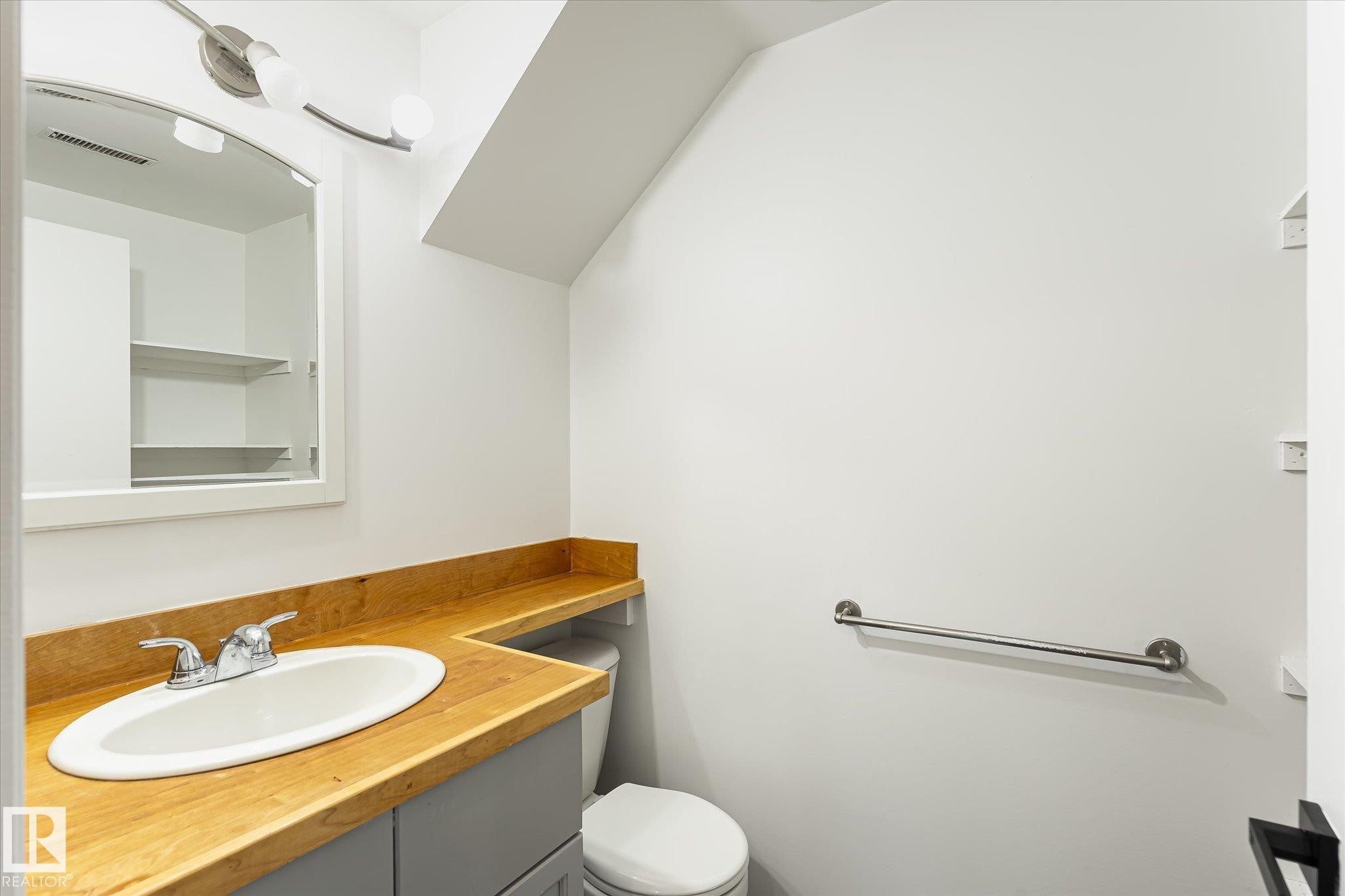 3317 107 Avenue Nw, Edmonton, AB - Indoor Photo Showing Bathroom