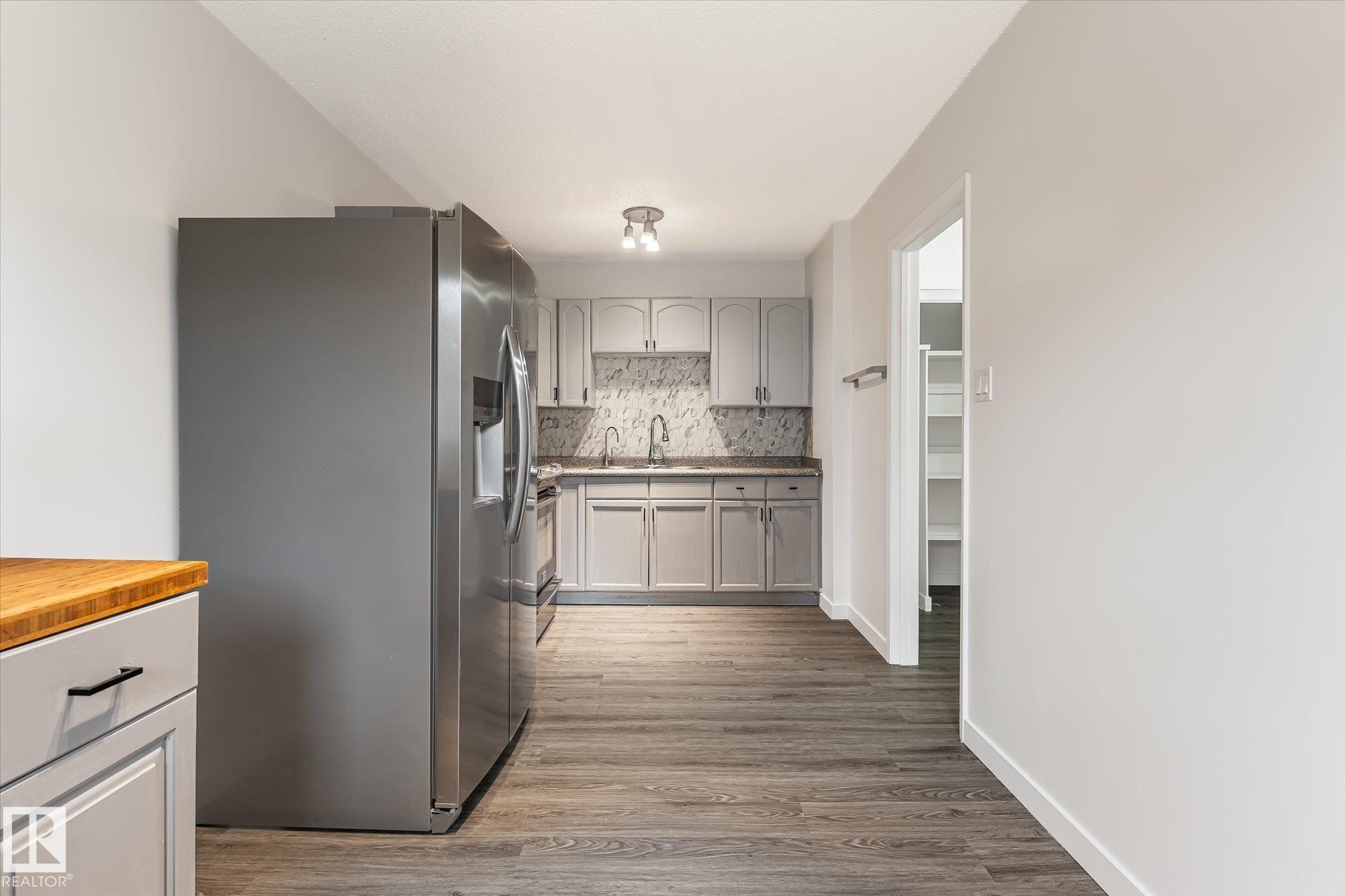 3317 107 Avenue Nw, Edmonton, AB - Indoor Photo Showing Kitchen