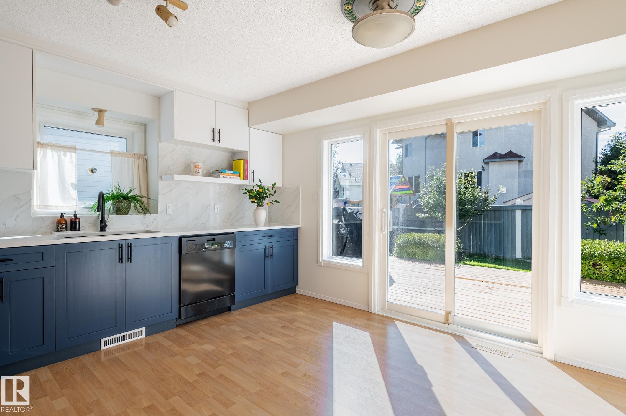 435 Ormsby Road Nw, Edmonton, AB - Indoor Photo Showing Kitchen