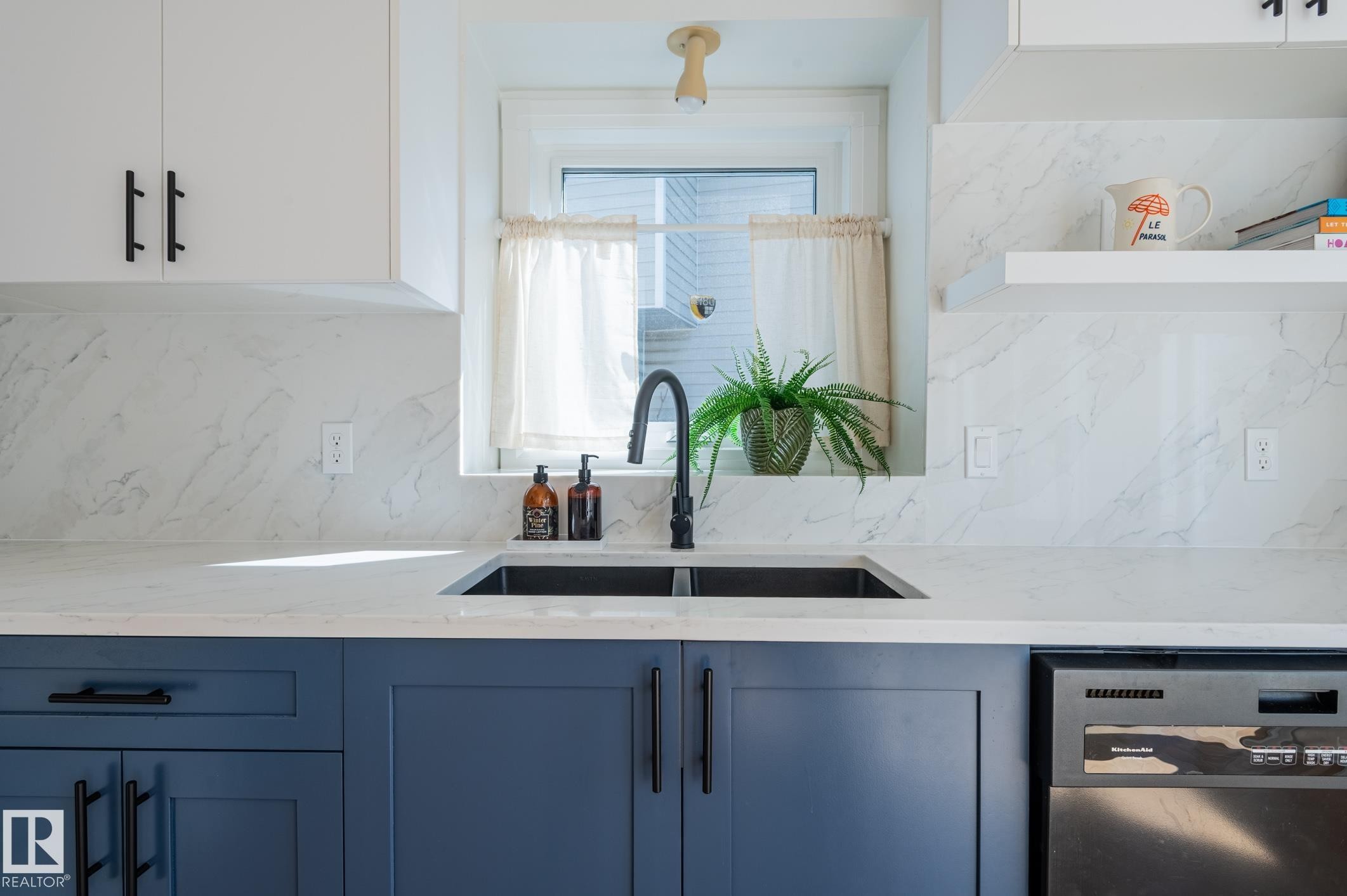 435 Ormsby Road Nw, Edmonton, AB - Indoor Photo Showing Kitchen With Double Sink
