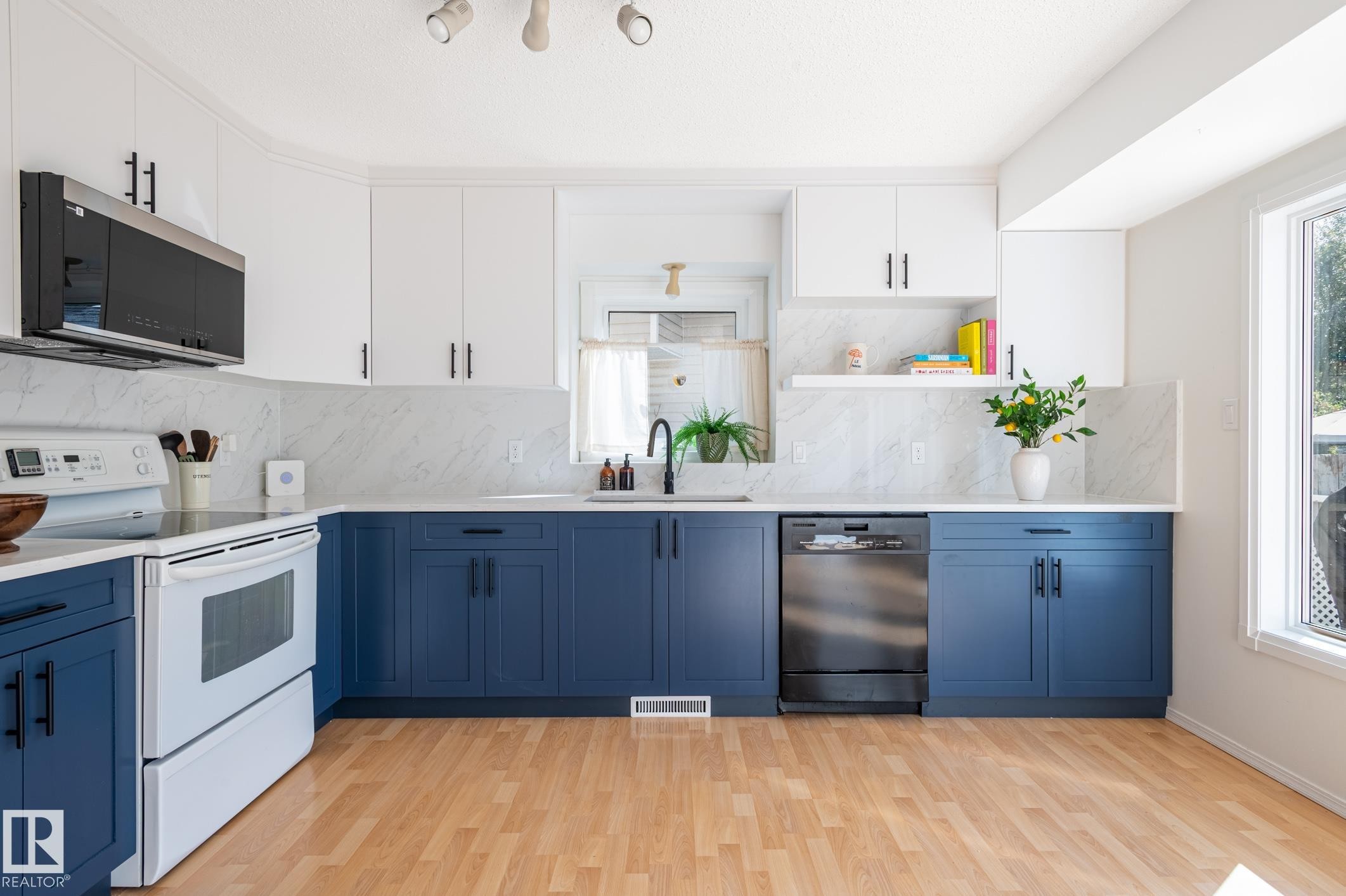 435 Ormsby Road Nw, Edmonton, AB - Indoor Photo Showing Kitchen