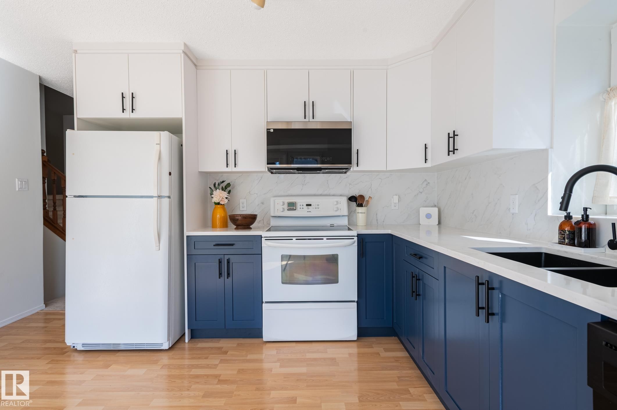 435 Ormsby Road Nw, Edmonton, AB - Indoor Photo Showing Kitchen