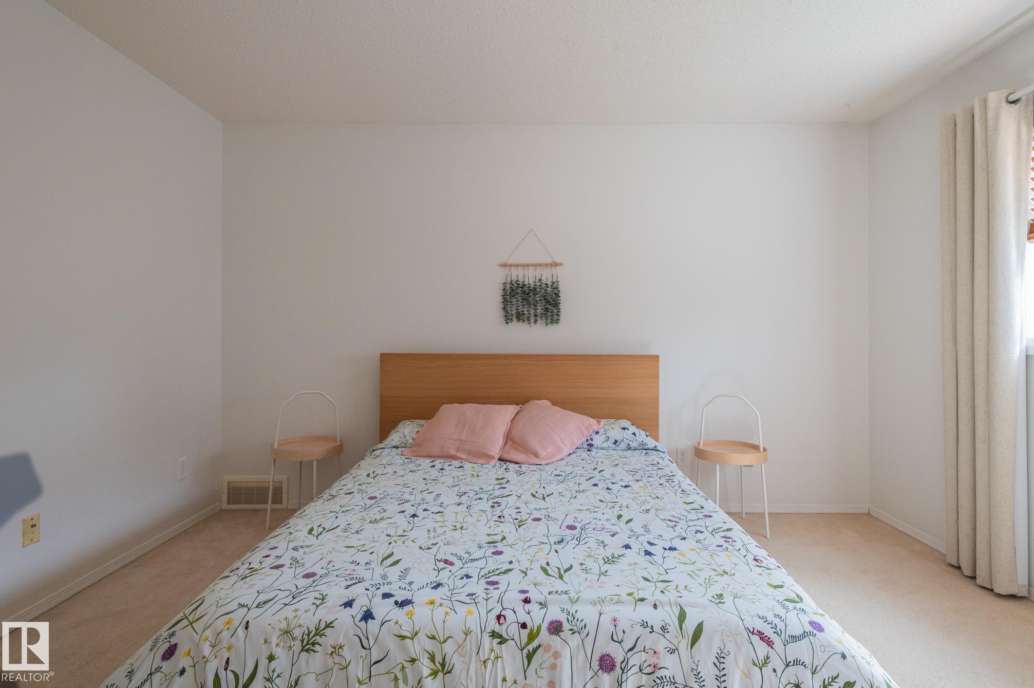 435 Ormsby Road Nw, Edmonton, AB - Indoor Photo Showing Bedroom