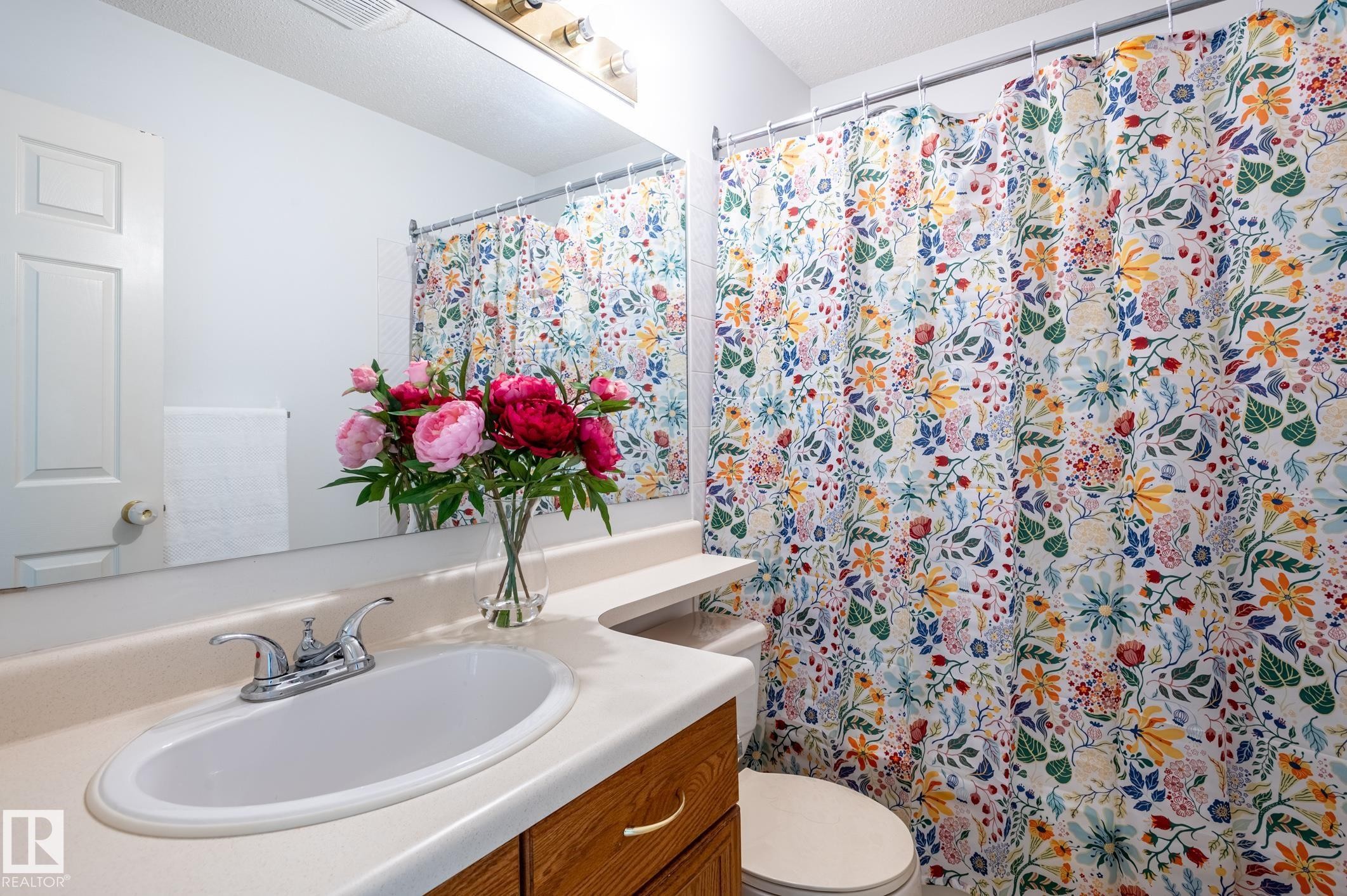 435 Ormsby Road Nw, Edmonton, AB - Indoor Photo Showing Bathroom