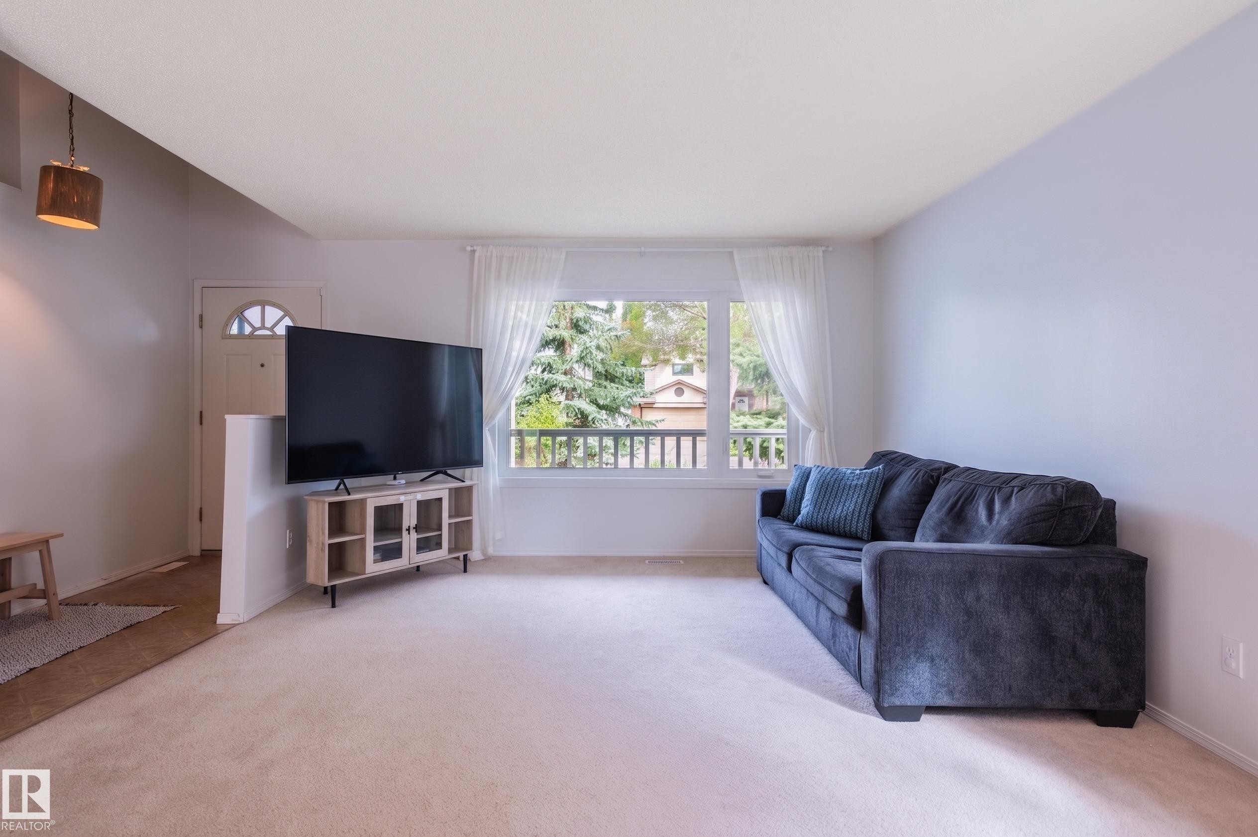 435 Ormsby Road Nw, Edmonton, AB - Indoor Photo Showing Living Room